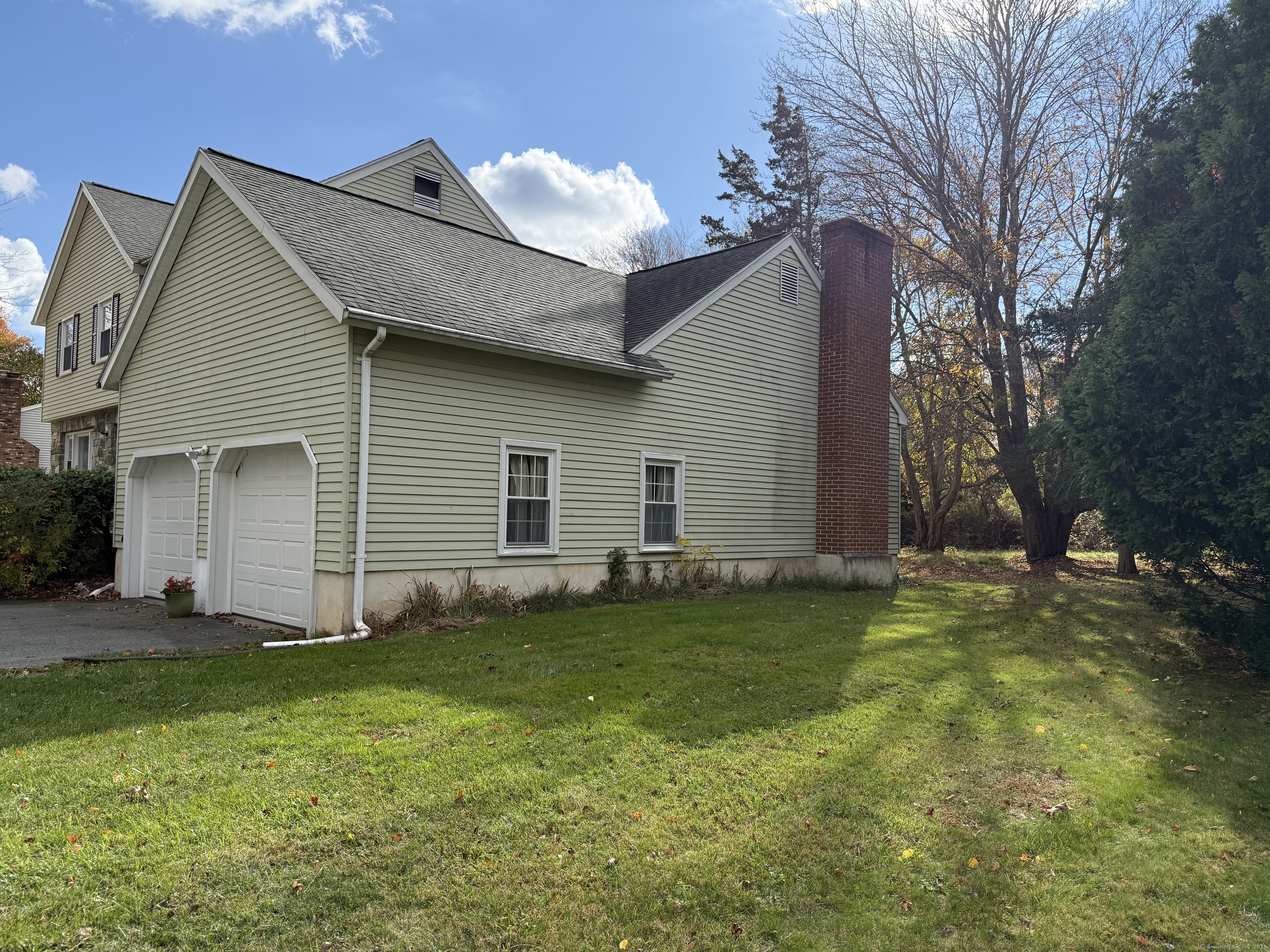 Waterford, Connecticut, 06385, United States, 3 Bedrooms Bedrooms, ,3 BathroomsBathrooms,Residential,For Sale,1970743