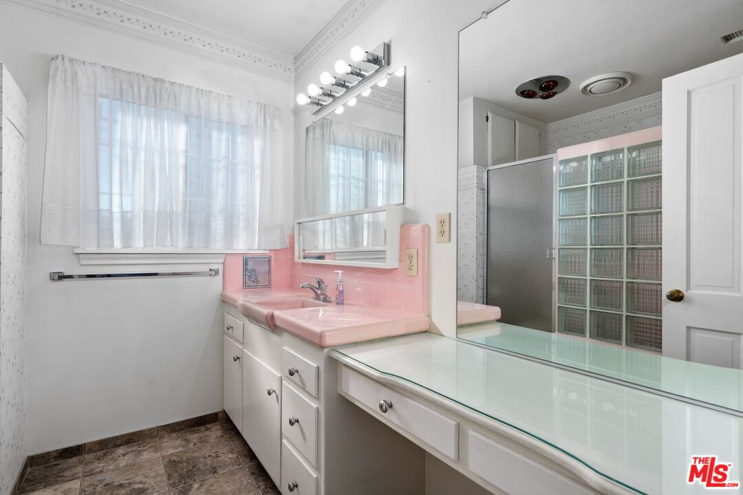 Los Angeles, California, 90056, United States, 2 Bedrooms Bedrooms, ,3 BathroomsBathrooms,Residential,For Sale,2001652