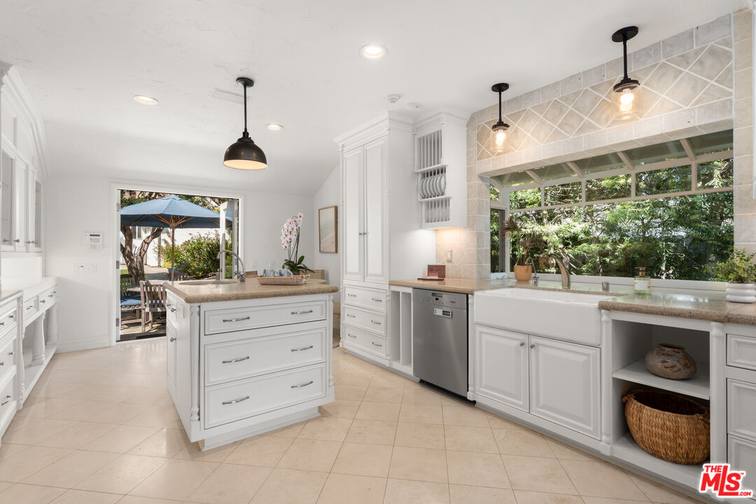 Malibu, California, 90265, United States, 5 Bedrooms Bedrooms, ,2 BathroomsBathrooms,Residential,For Sale,1752333