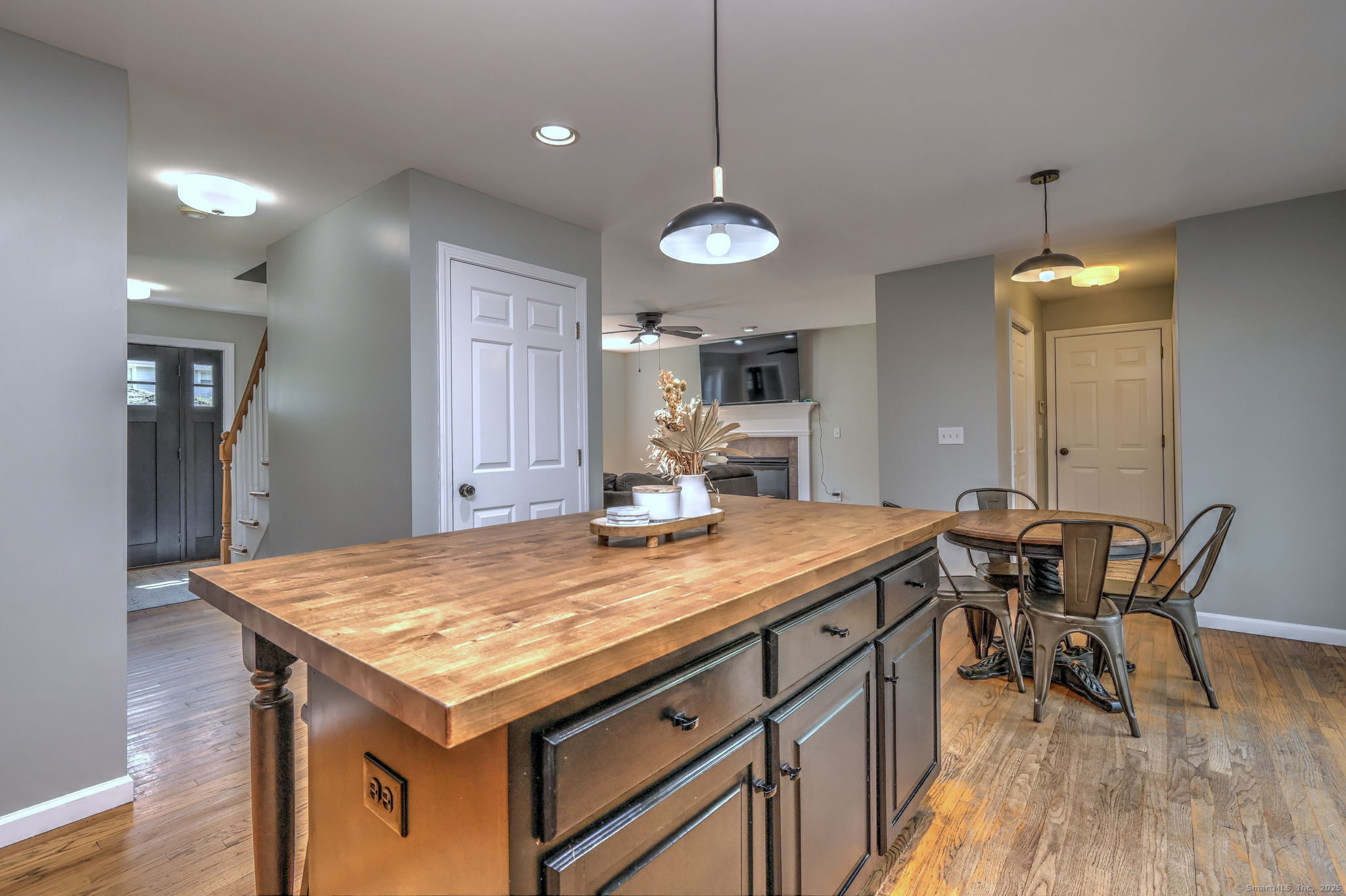 Shelton, Connecticut, 06484, United States, 4 Bedrooms Bedrooms, ,4 BathroomsBathrooms,Residential,For Sale,2001799