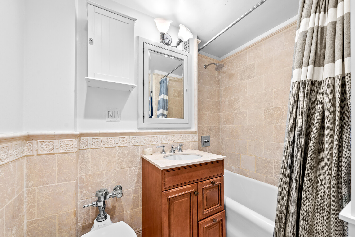 New York City, New York, 10017, United States, 1 Bedroom Bedrooms, ,2 BathroomsBathrooms,Residential,For Sale,1913722