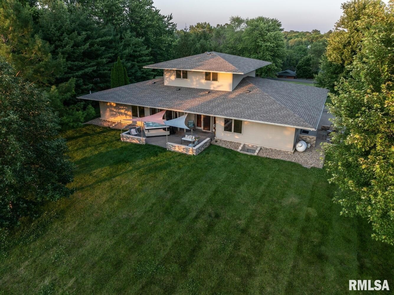 Macomb, Illinois, 61455, United States, 5 Bedrooms Bedrooms, ,5 BathroomsBathrooms,Residential,For Sale,1915760