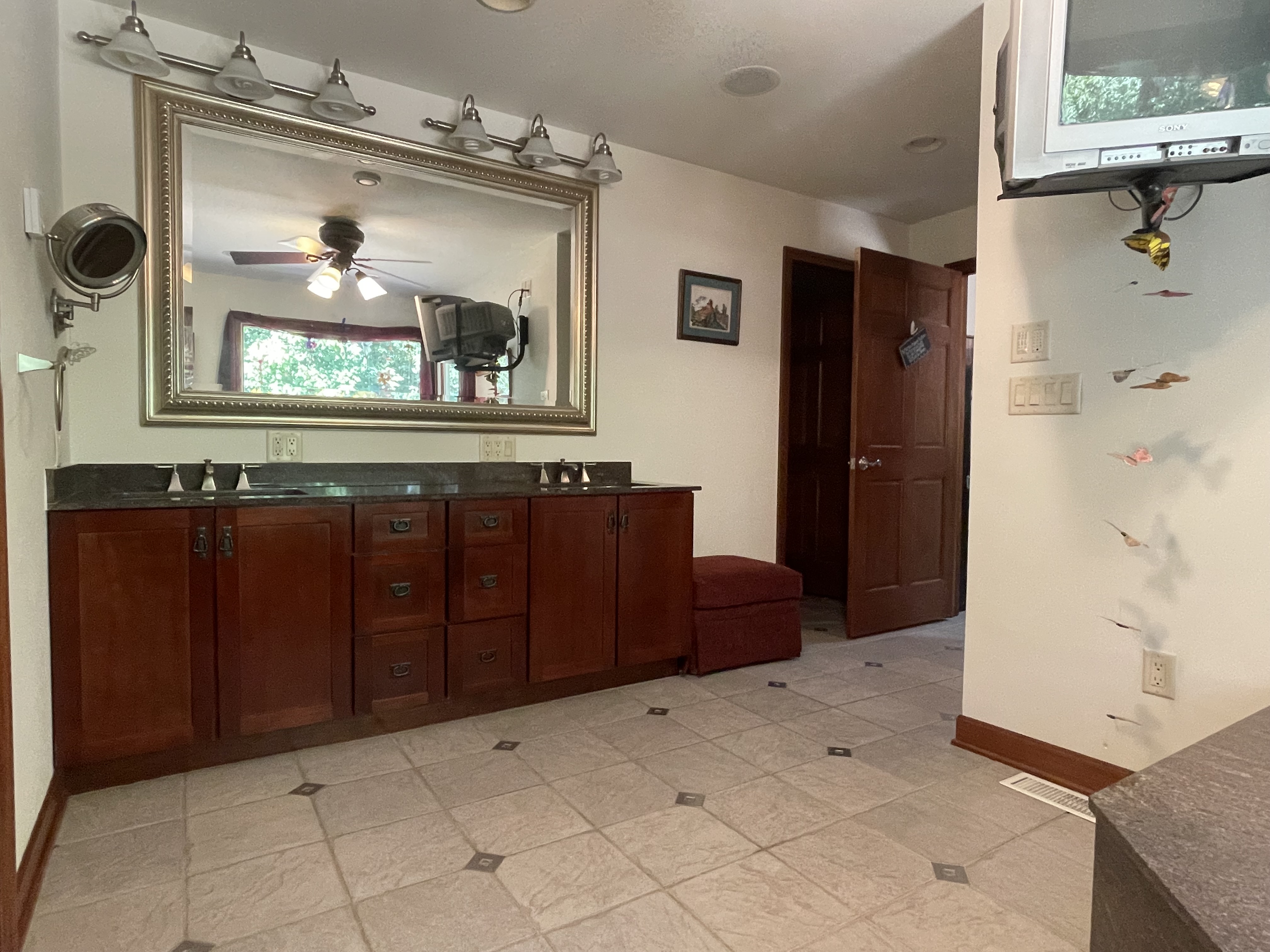 Murphysboro, Illinois, 62966, United States, 5 Bedrooms Bedrooms, ,6 BathroomsBathrooms,Residential,For Sale,1977081