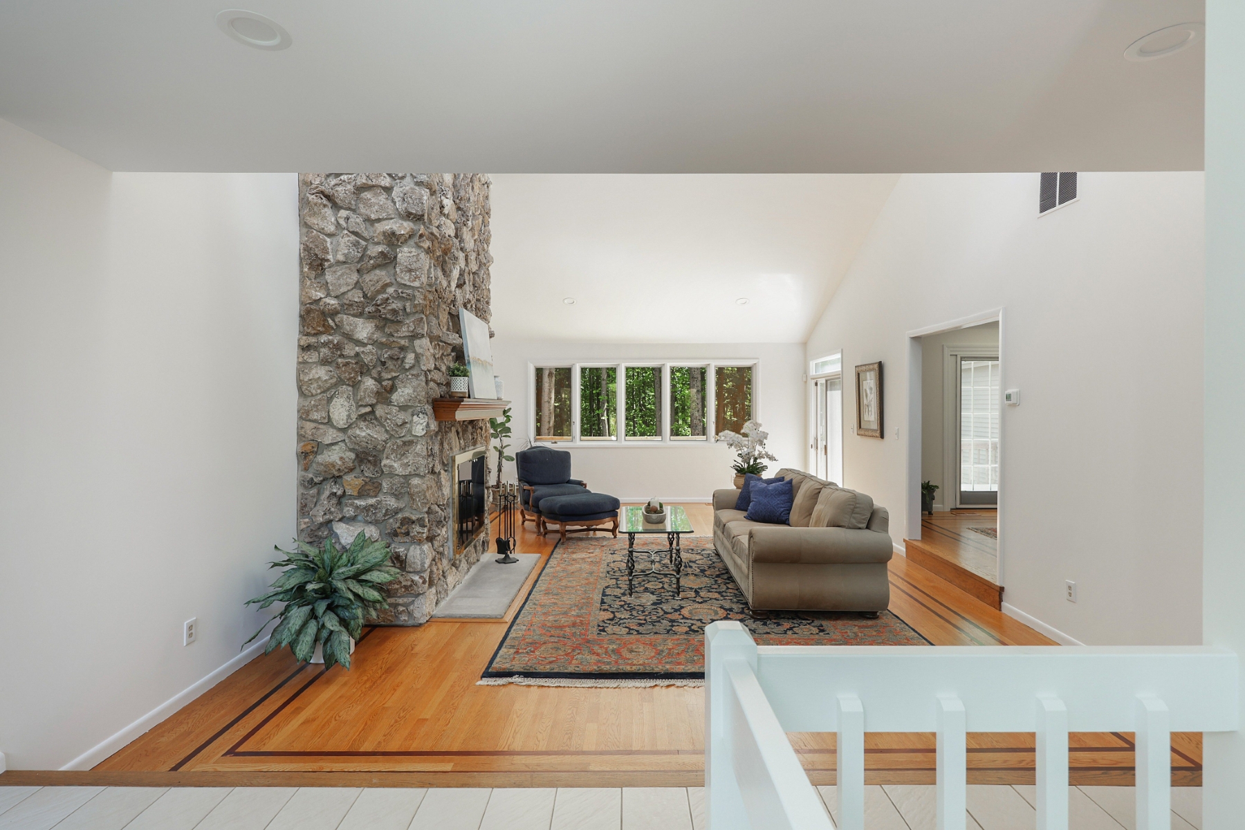  Spacious Living, Thoughtful Updates and Desirable Location - 物件實景