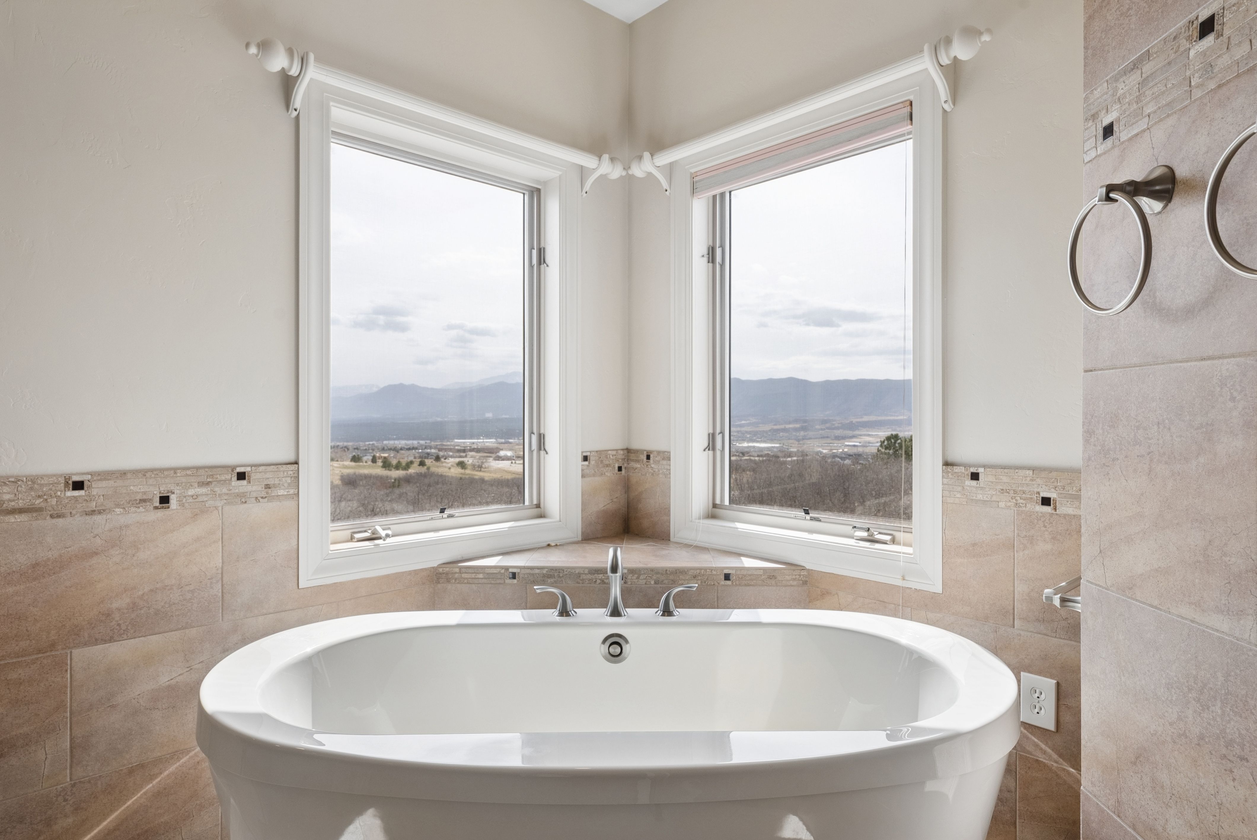  Bright & Spacious Ranch Home with Scenic Views - 物件實景