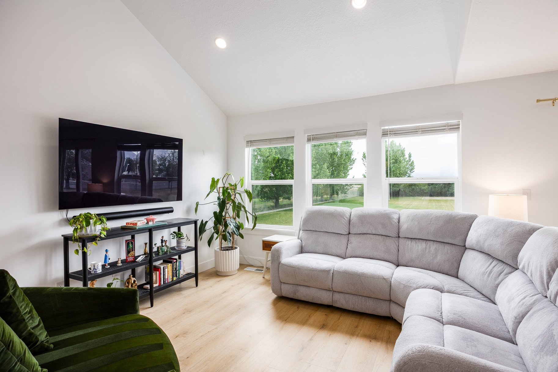  Meticulously Maintained End-Unit Townhome - 物件實景