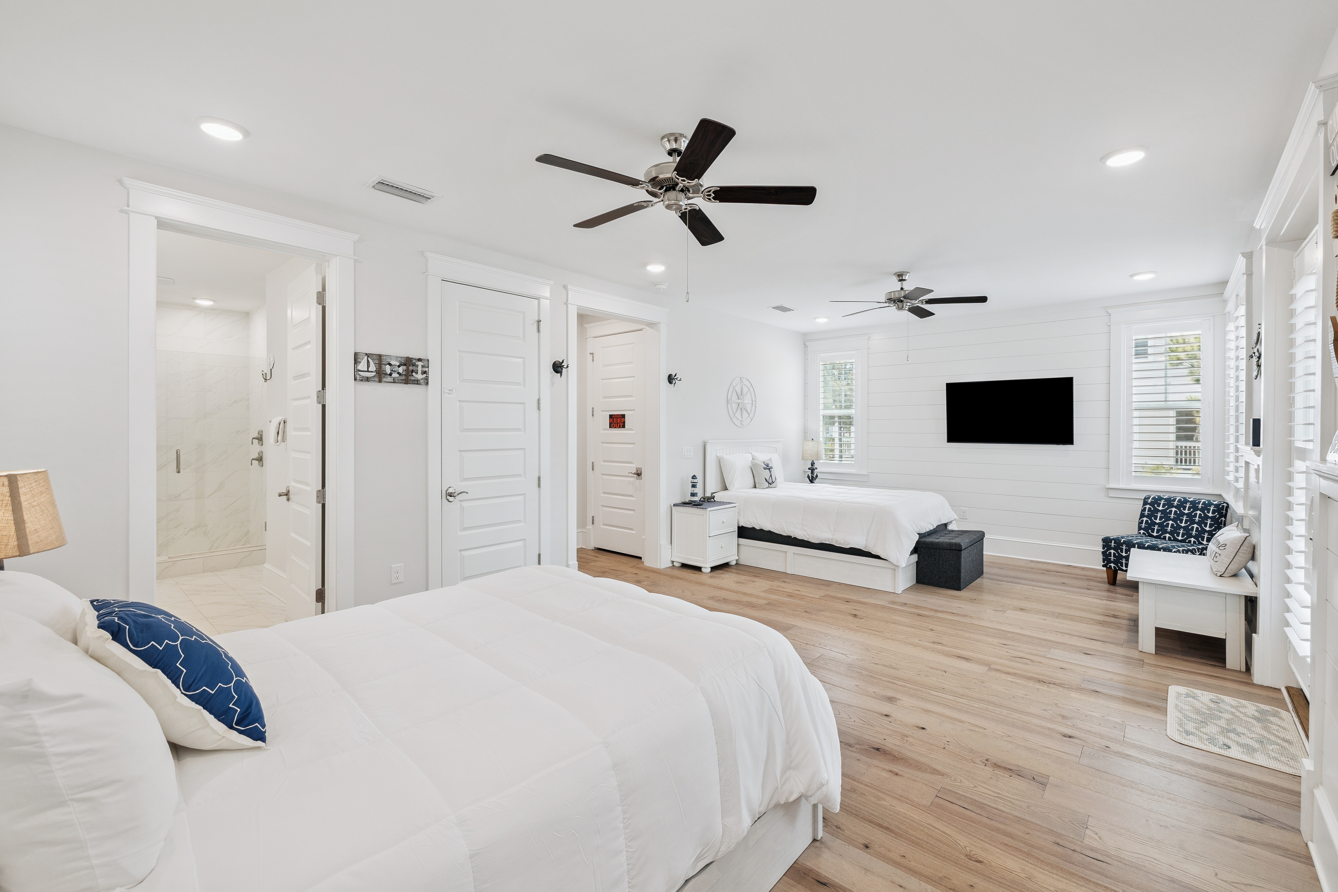  Spacious 3-Level Home With Elevator & Steps to Community Pool - 物件實景