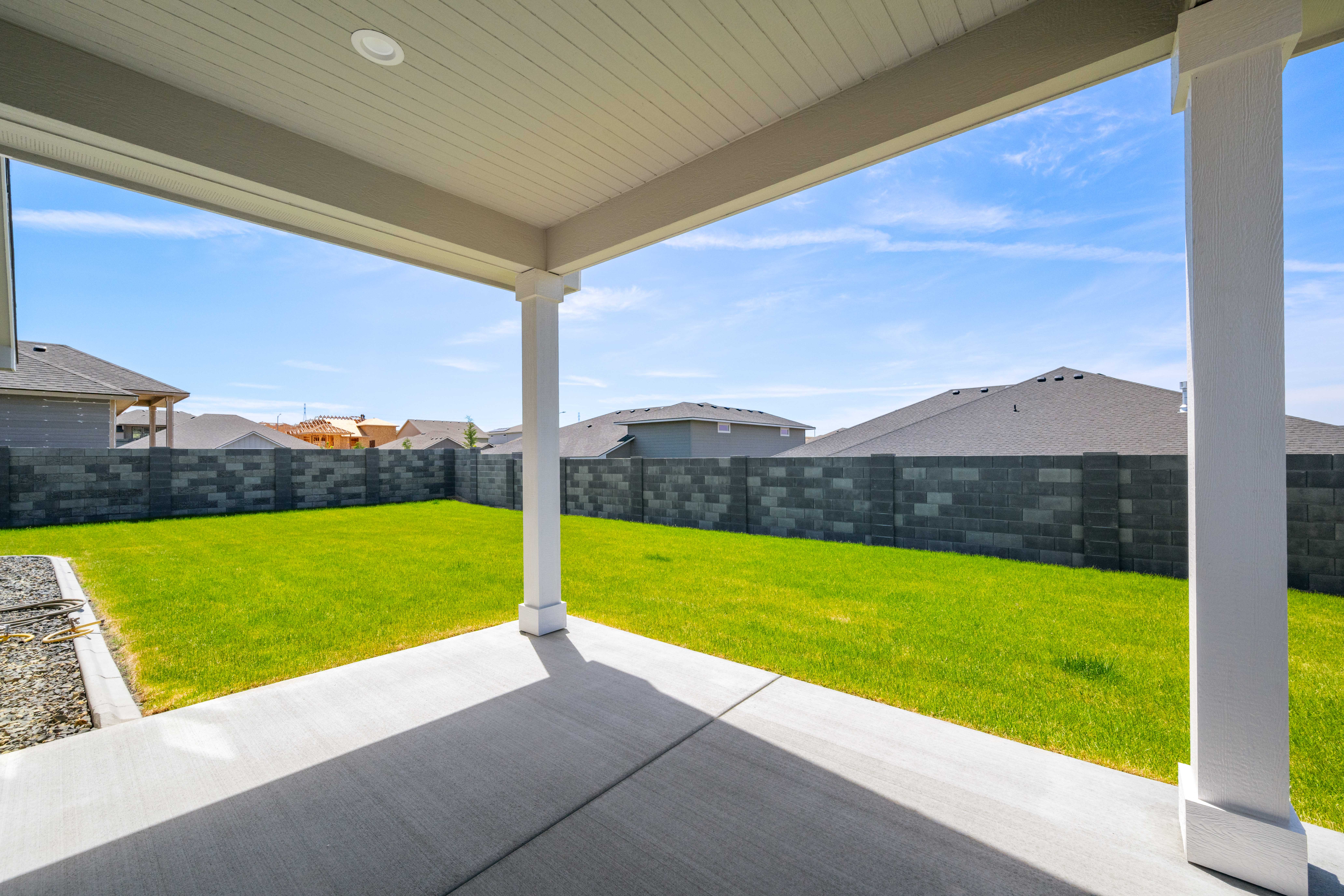  Full Block Wall Fencing & Extra Parking - 物件實景