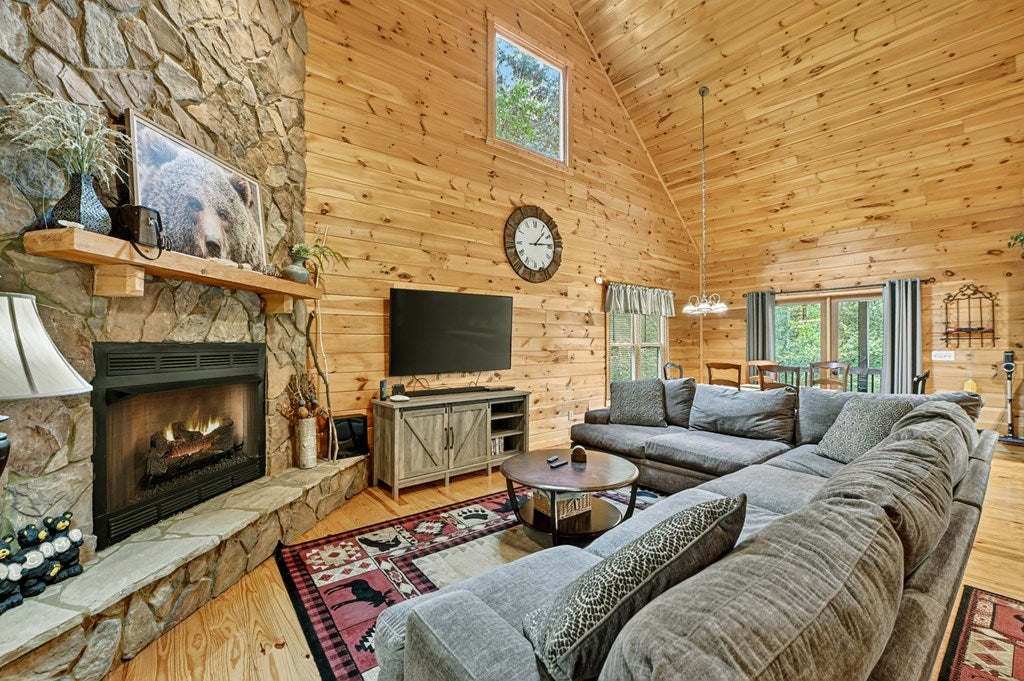 Ellijay, Georgia, 30540, United States, 3 Bedrooms Bedrooms, ,3 BathroomsBathrooms,Residential,For Sale,1916949