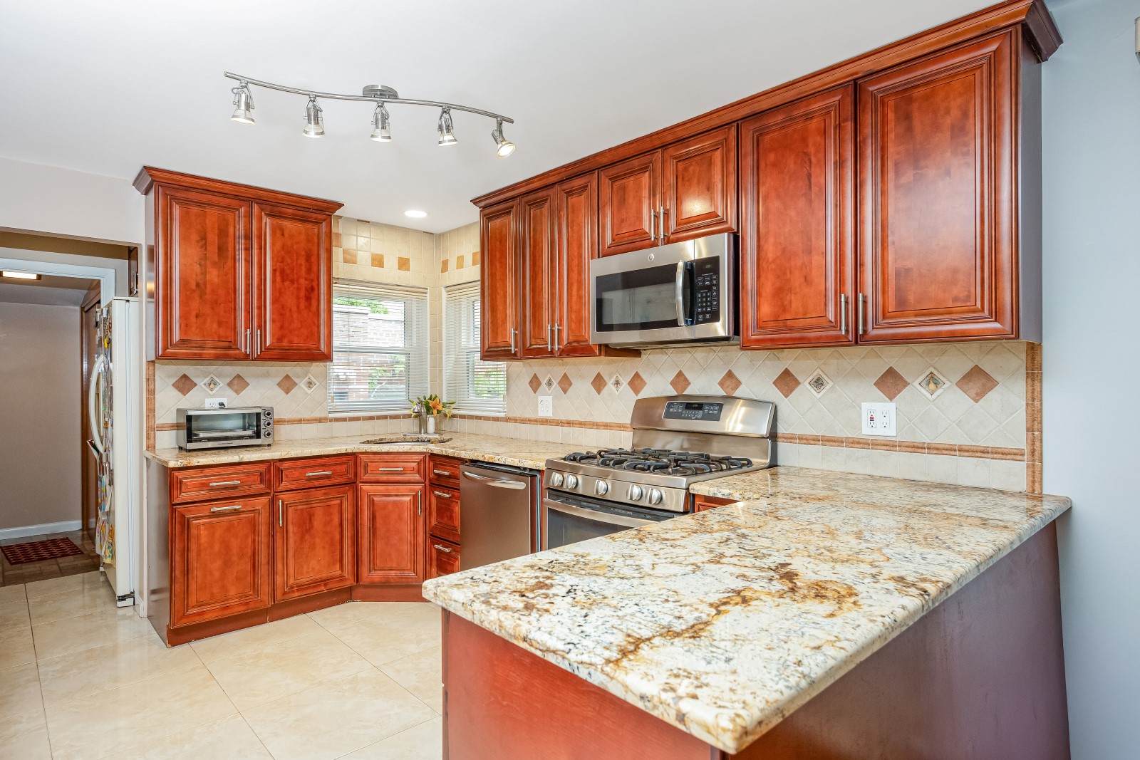 Middle Village, New York, 11379, United States, 3 Bedrooms Bedrooms, ,2 BathroomsBathrooms,Residential,For Sale,1933512