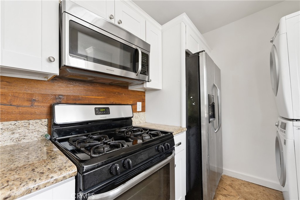 Los Angeles, California, 90034, United States, 3 Bedrooms Bedrooms, ,2 BathroomsBathrooms,Residential,For Sale,1866945
