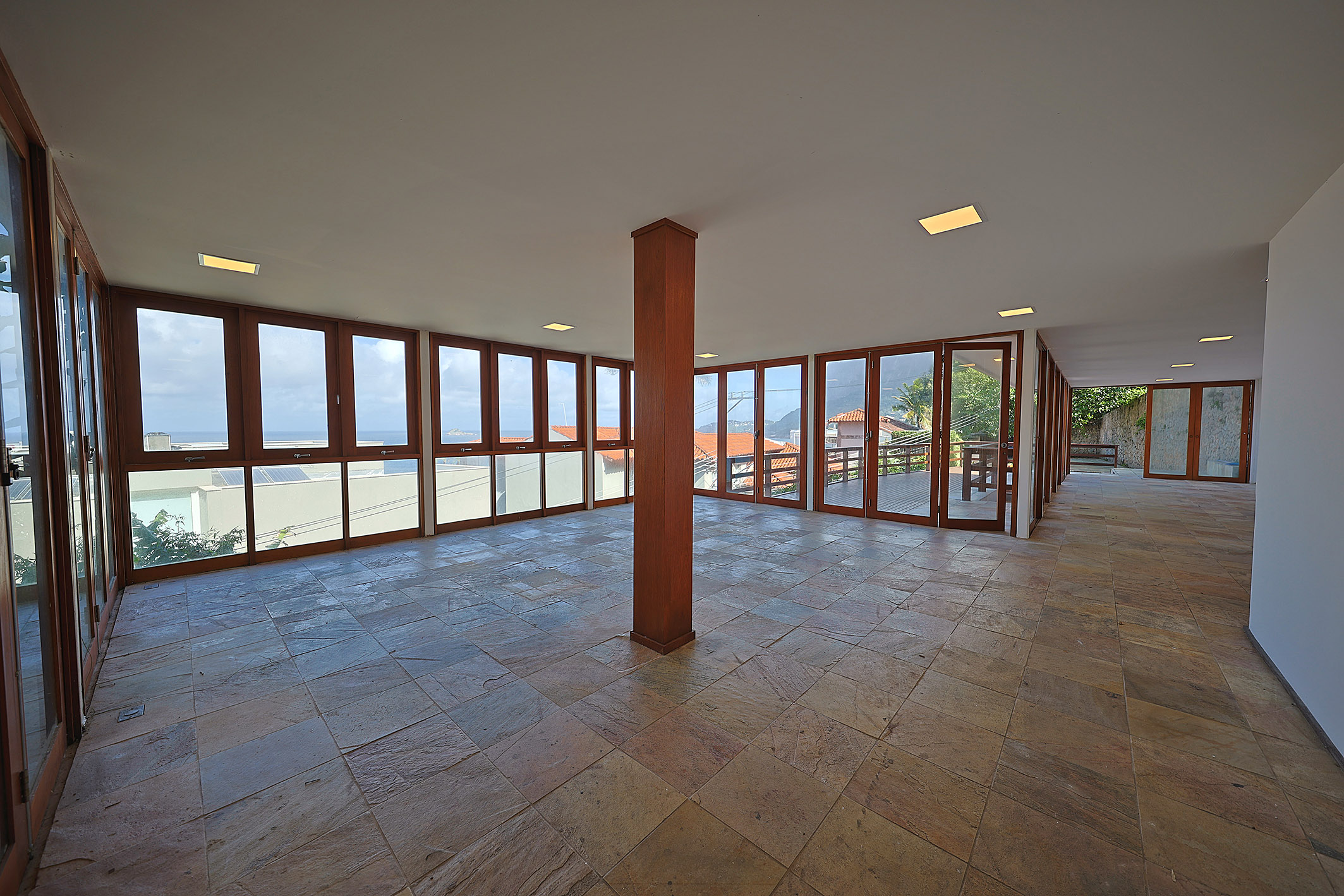  Exclusive Gated Community, Ocean Views, and a Prime Location - 物件實景