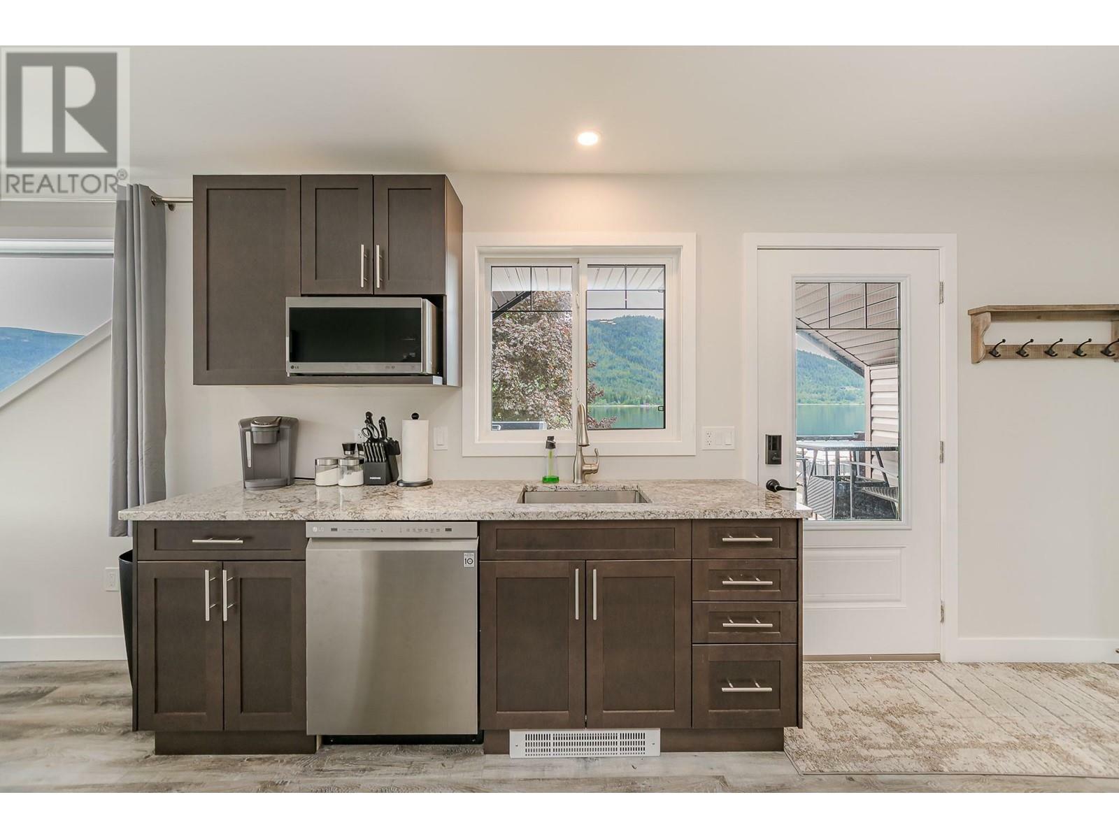 SICAMOUS, British Columbia, V0E 2V1, CA, 3 Bedrooms Bedrooms, ,3 BathroomsBathrooms,Residential,For Sale,1837122