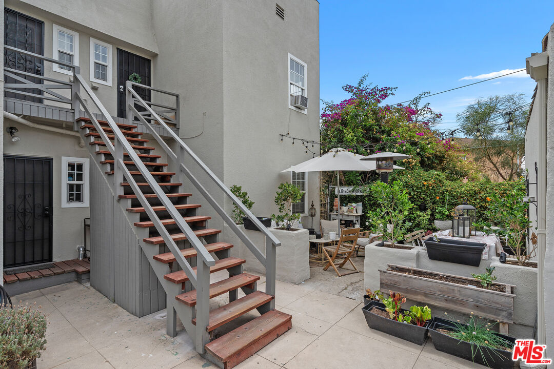 Los Angeles, California, 90019, United States, 6 Bedrooms Bedrooms, ,Residential,For Sale,1908523