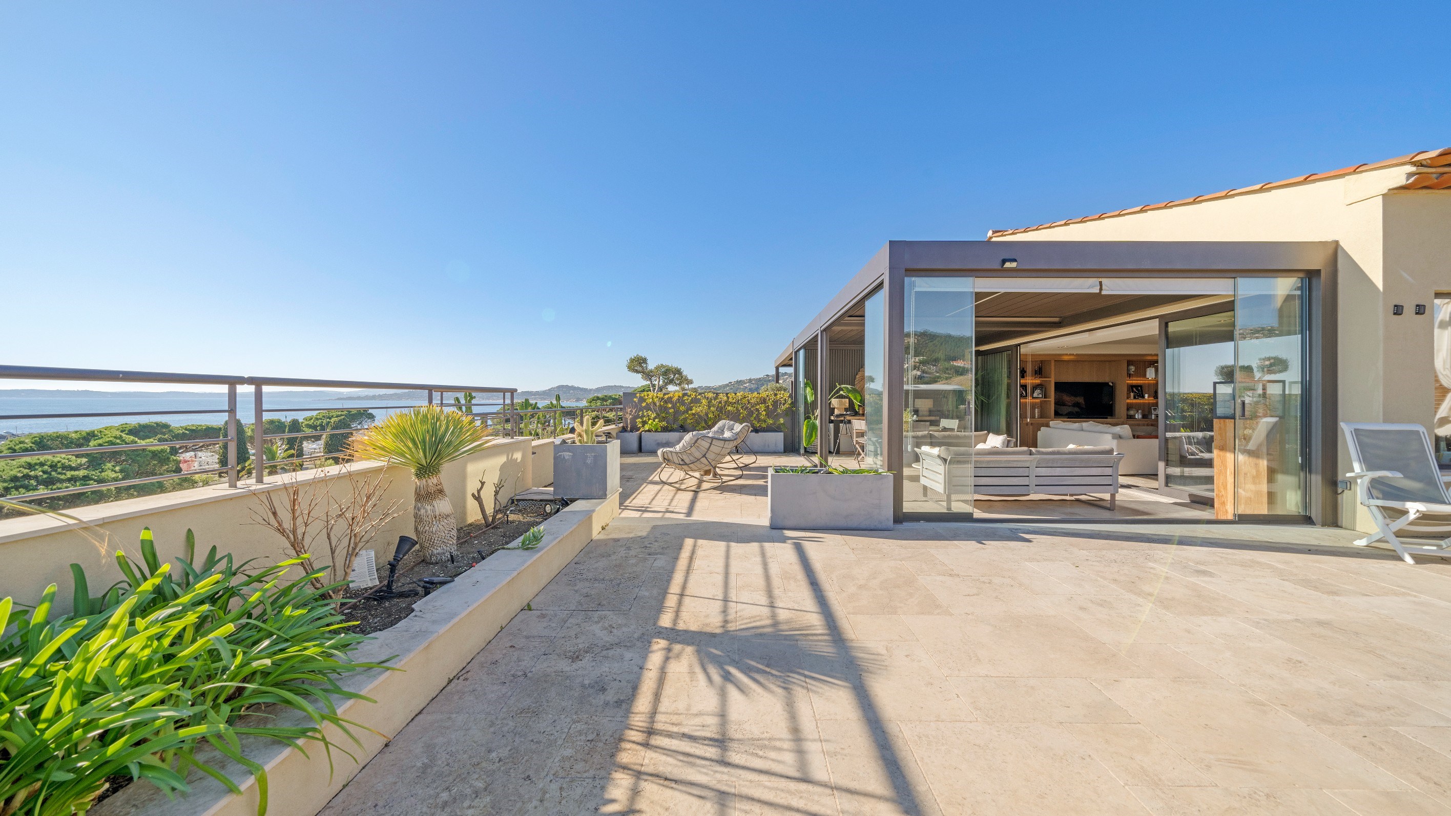  Luxury penthouse with 200 sqm rooftop terrace and sea views in Les Issambres - 物件實景