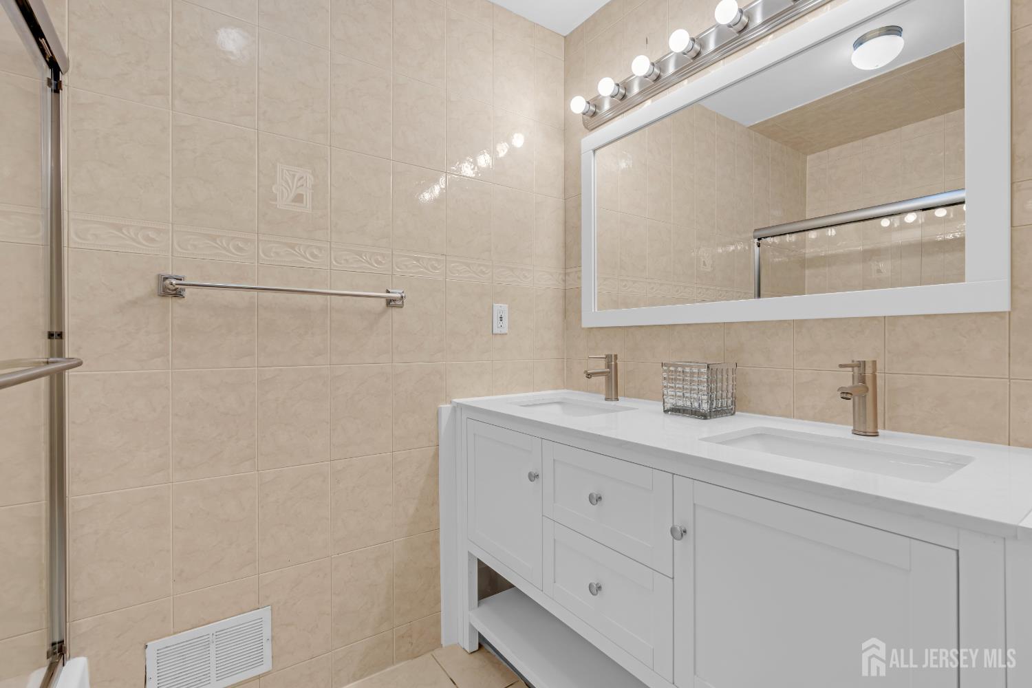 East Brunswick, New Jersey, 08816, United States, 3 Bedrooms Bedrooms, ,3 BathroomsBathrooms,Residential,For Sale,2001983