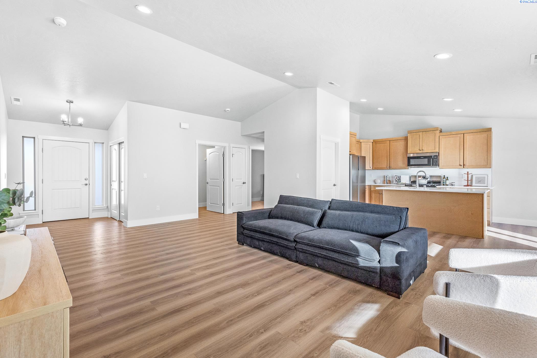 Kennewick, Washington, 99338, United States, 3 Bedrooms Bedrooms, ,1 BathroomBathrooms,Residential,For Sale,1969367