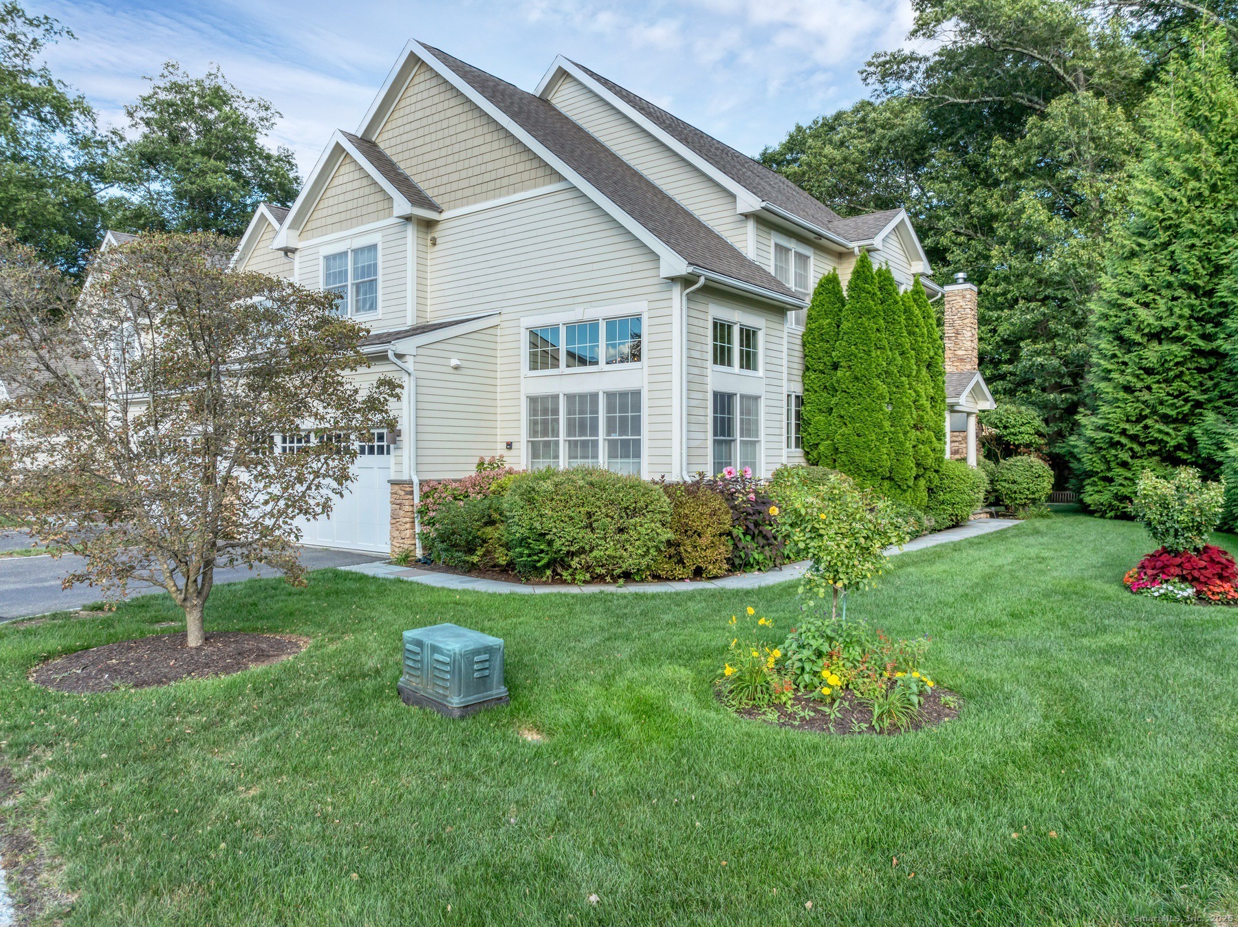 Ridgefield, Connecticut, 06877, United States, 2 Bedrooms Bedrooms, ,3 BathroomsBathrooms,Residential,For Sale,1940449