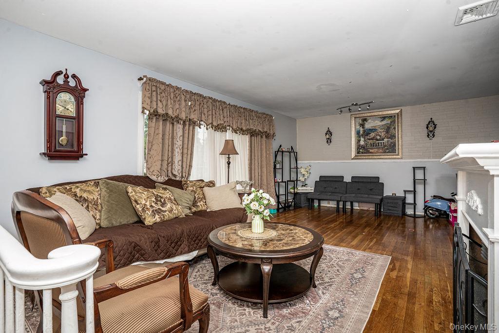 Lynbrook, New York, 11563, United States, 5 Bedrooms Bedrooms, ,3 BathroomsBathrooms,Residential,For Sale,1917433