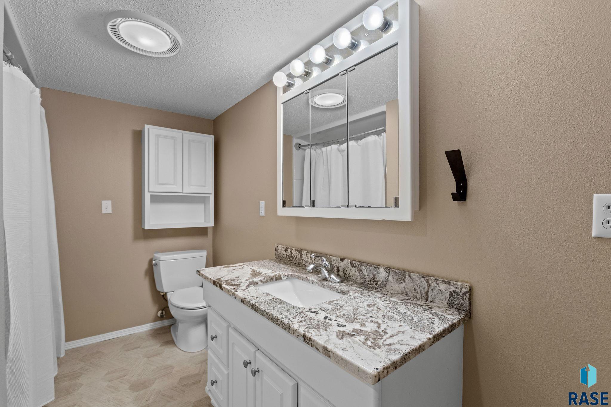 Sioux Falls, South Dakota, 57103, United States, 5 Bedrooms Bedrooms, ,2 BathroomsBathrooms,Residential,For Sale,1908912