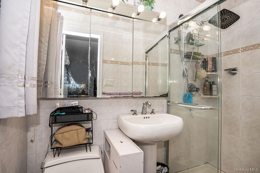 Lynbrook, New York, 11563, United States, 5 Bedrooms Bedrooms, ,3 BathroomsBathrooms,Residential,For Sale,1917433