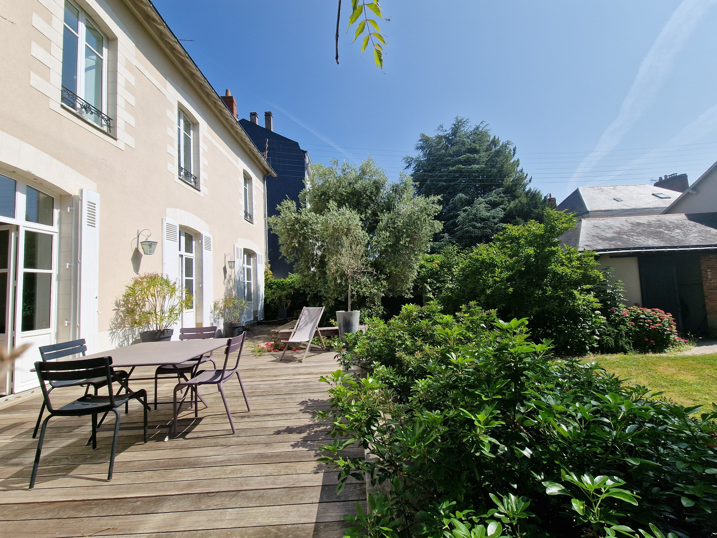  Set within a private cul-de-sac, a 380 sqm townhouse with ancillary buildings - 物件實景