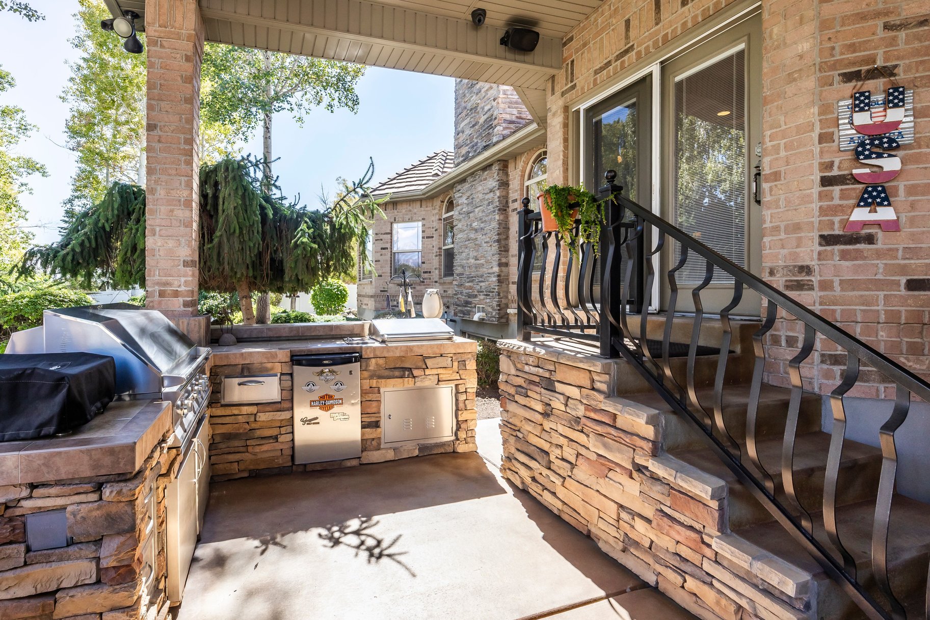  Custom South Jordan Rambler with Koi Pond, RV Parking & ADU Apartment - 物件實景