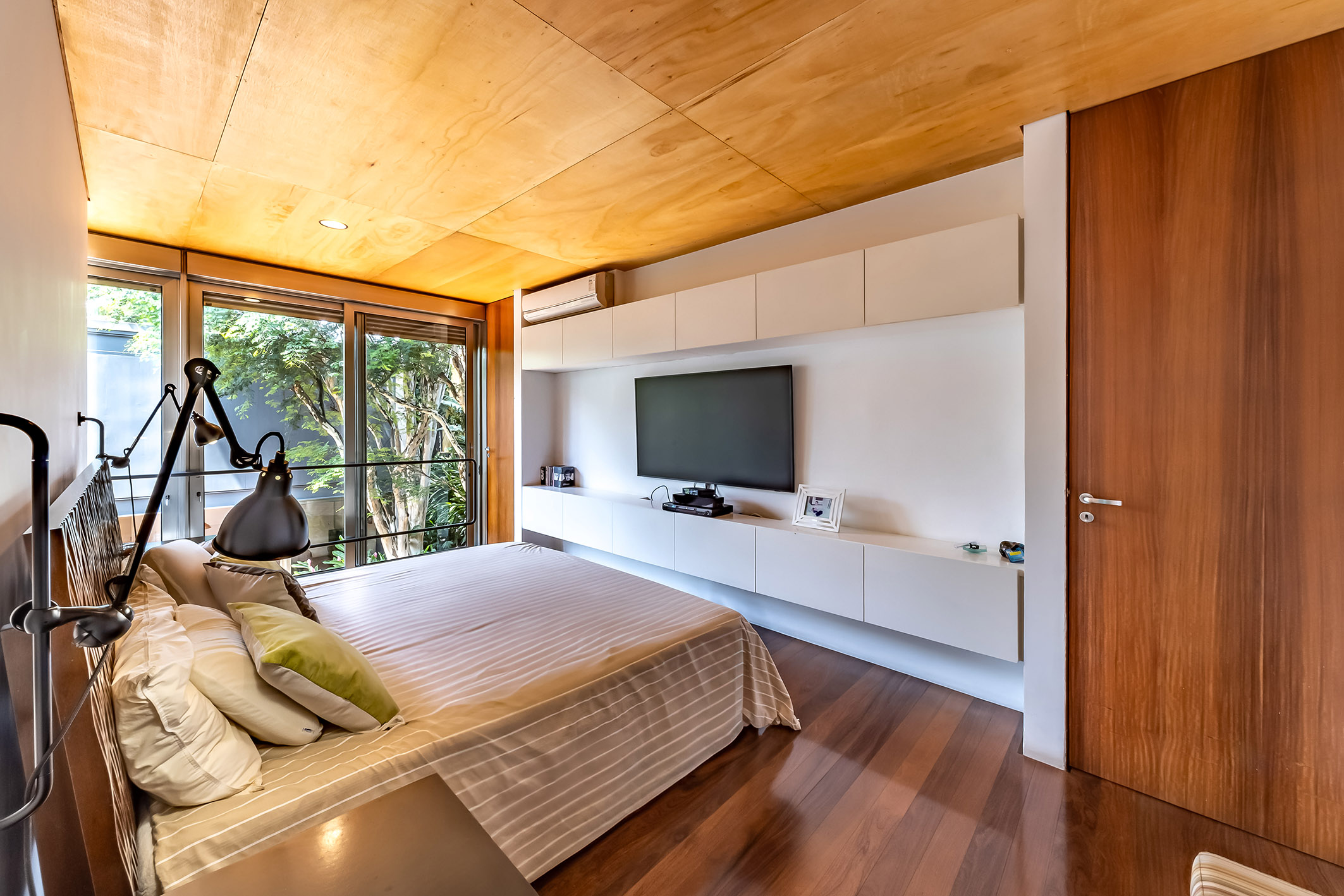  Contemporary home with open layout and outdoor living surrounded by greenery - 物件實景