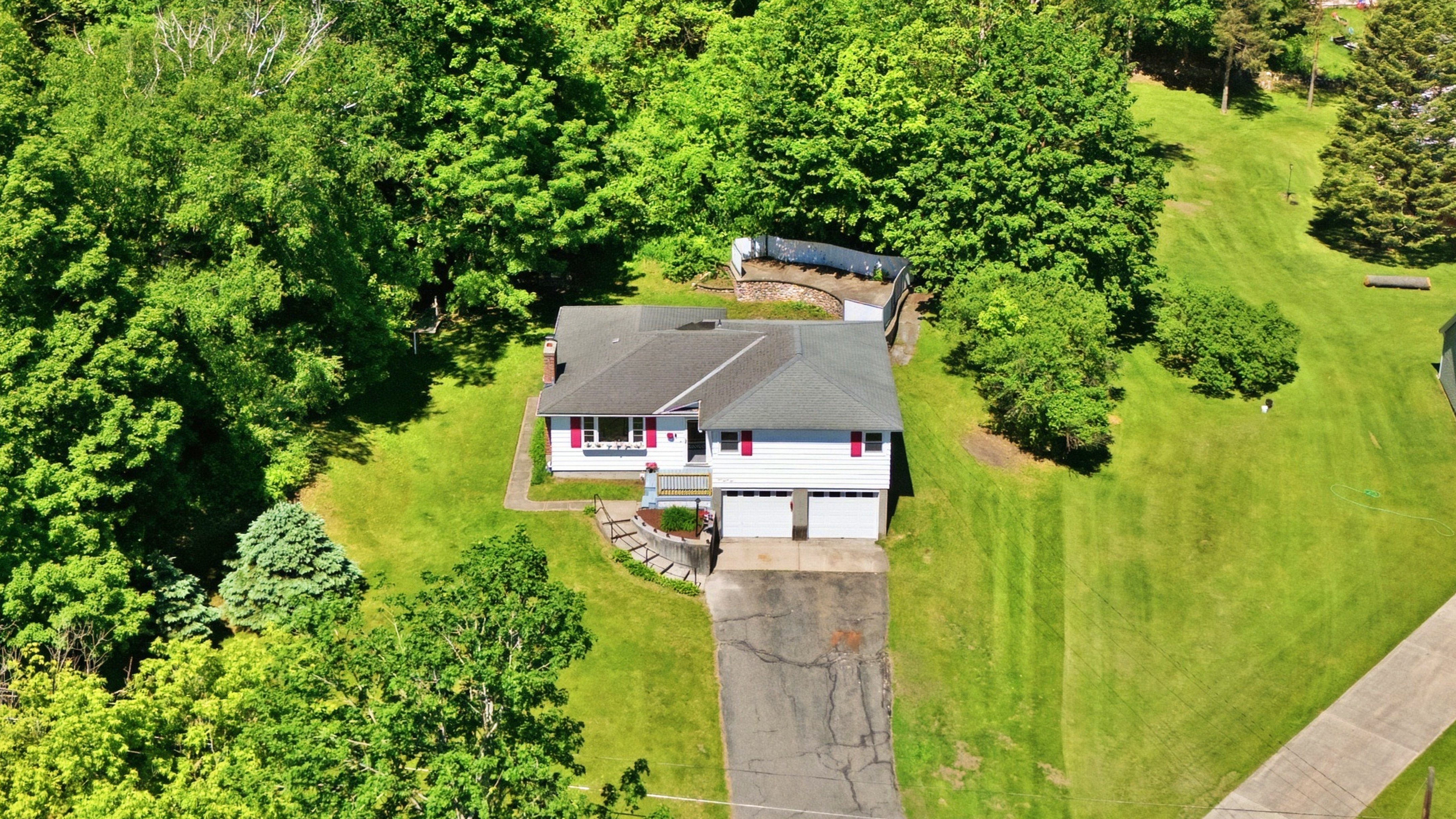  First Time Offered: Well-Maintained Split-Level on a Beautiful Berkshire Lot - 物件實景