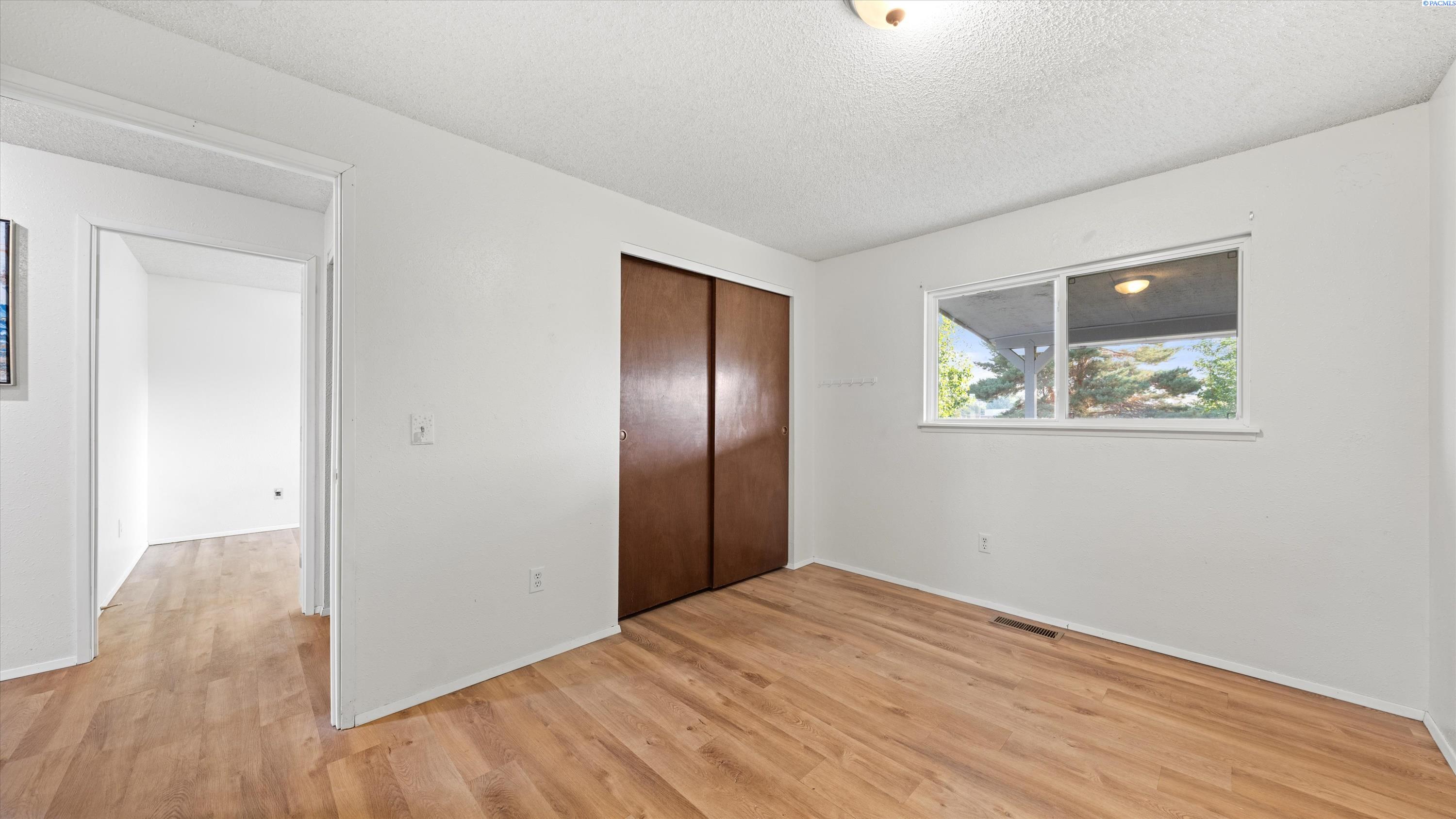 Kennewick, Washington, 99338, United States, 4 Bedrooms Bedrooms, ,1 BathroomBathrooms,Residential,For Sale,1933317