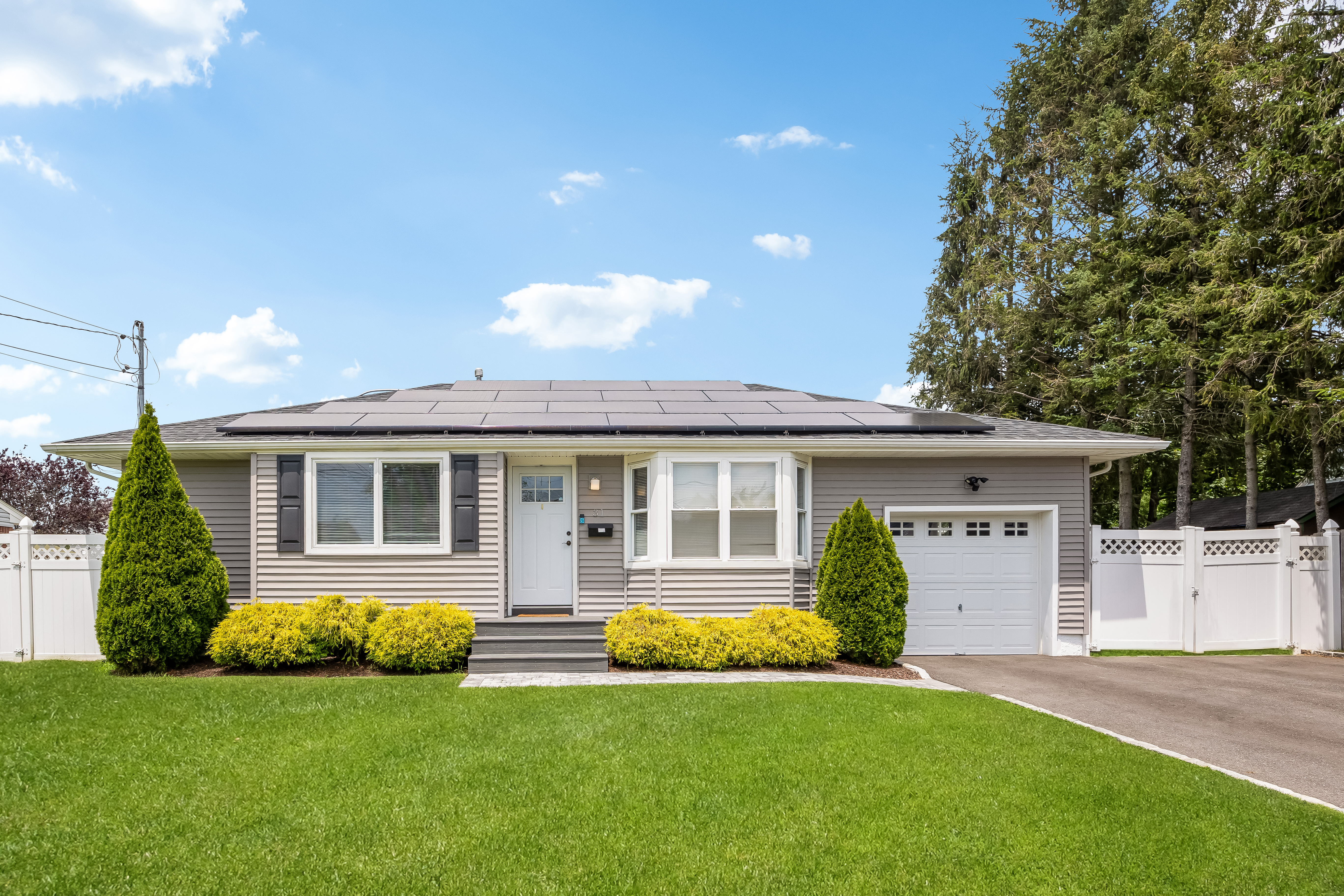 Deer Park, New York, 11729, United States, 3 Bedrooms Bedrooms, ,2 BathroomsBathrooms,Residential,For Sale,1915383
