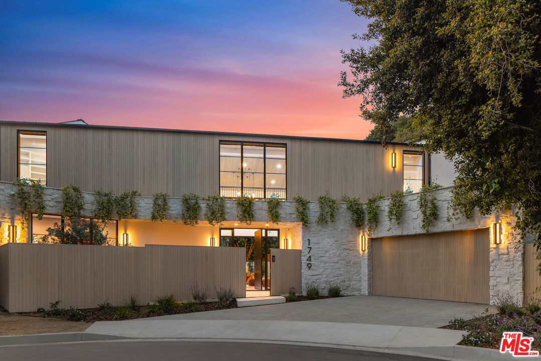 Los Angeles, California, 90049, United States, 5 Bedrooms Bedrooms, ,3 BathroomsBathrooms,Residential,For Sale,1949857