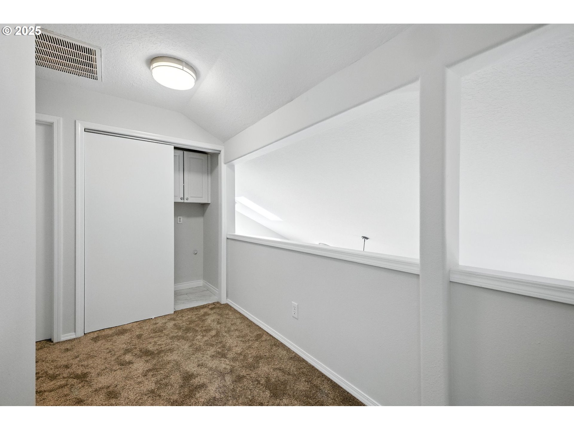 Portland, Oregon, 97266, United States, ,Residential,For Sale,1865465