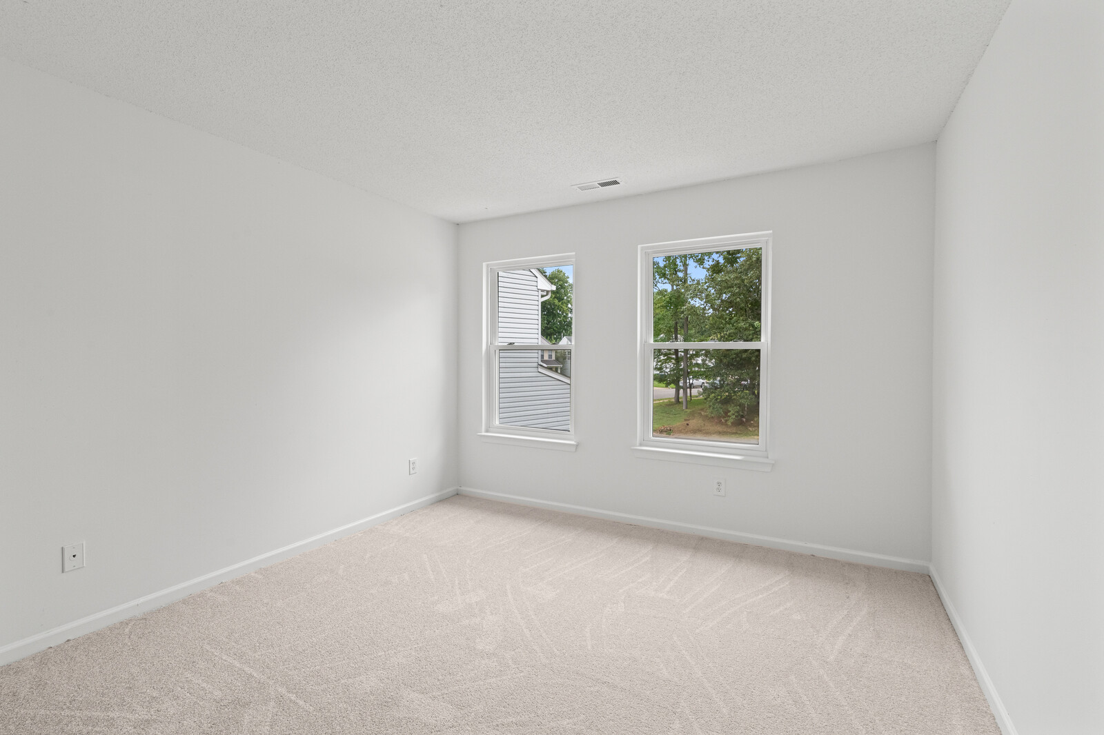 Newport News, Virginia, 23602-8360, United States, 5 Bedrooms Bedrooms, ,3 BathroomsBathrooms,Residential,For Sale,1938191