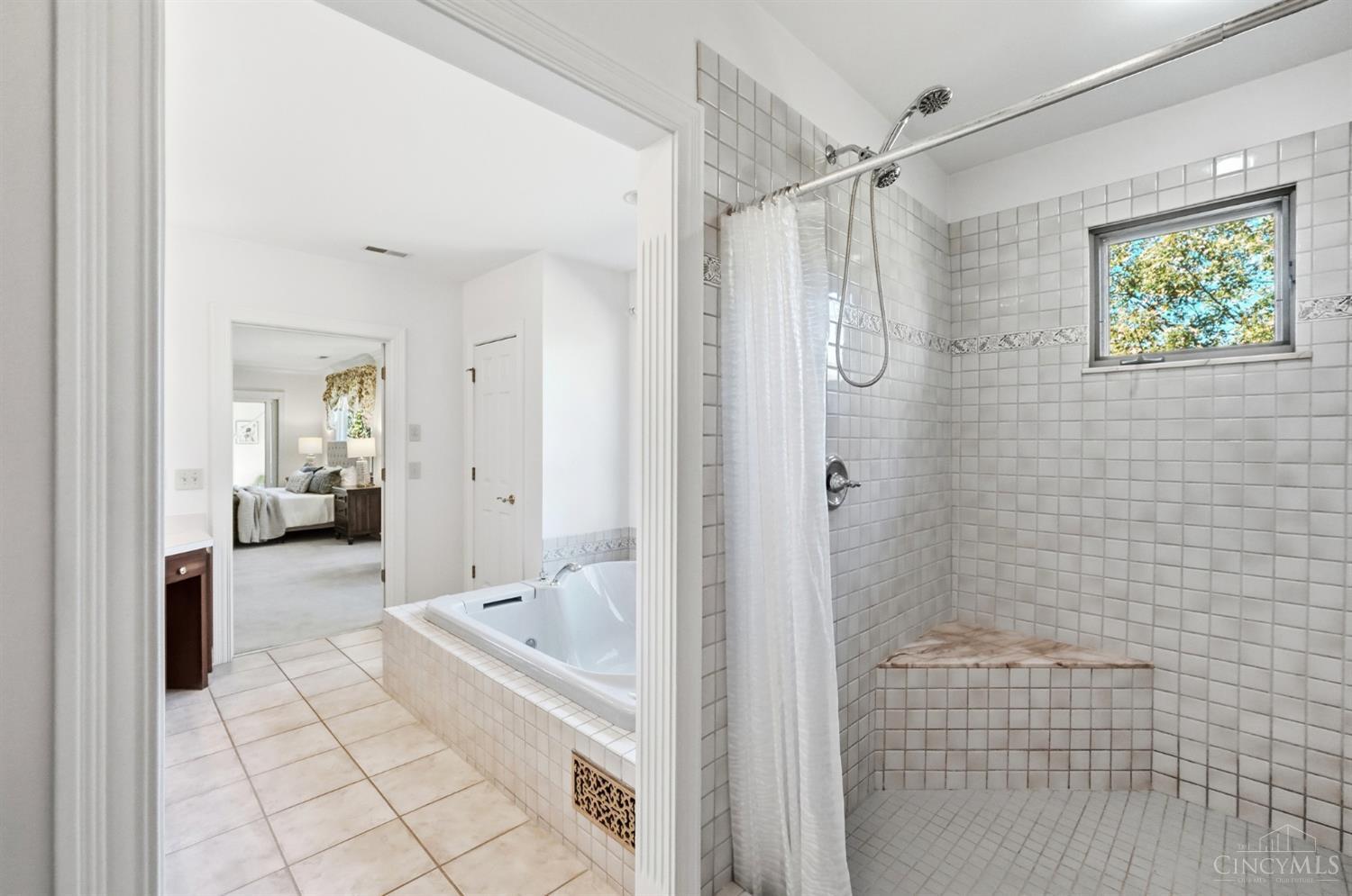 Anderson Twp, Ohio, 45230, United States, 5 Bedrooms Bedrooms, ,6 BathroomsBathrooms,Residential,For Sale,1988245