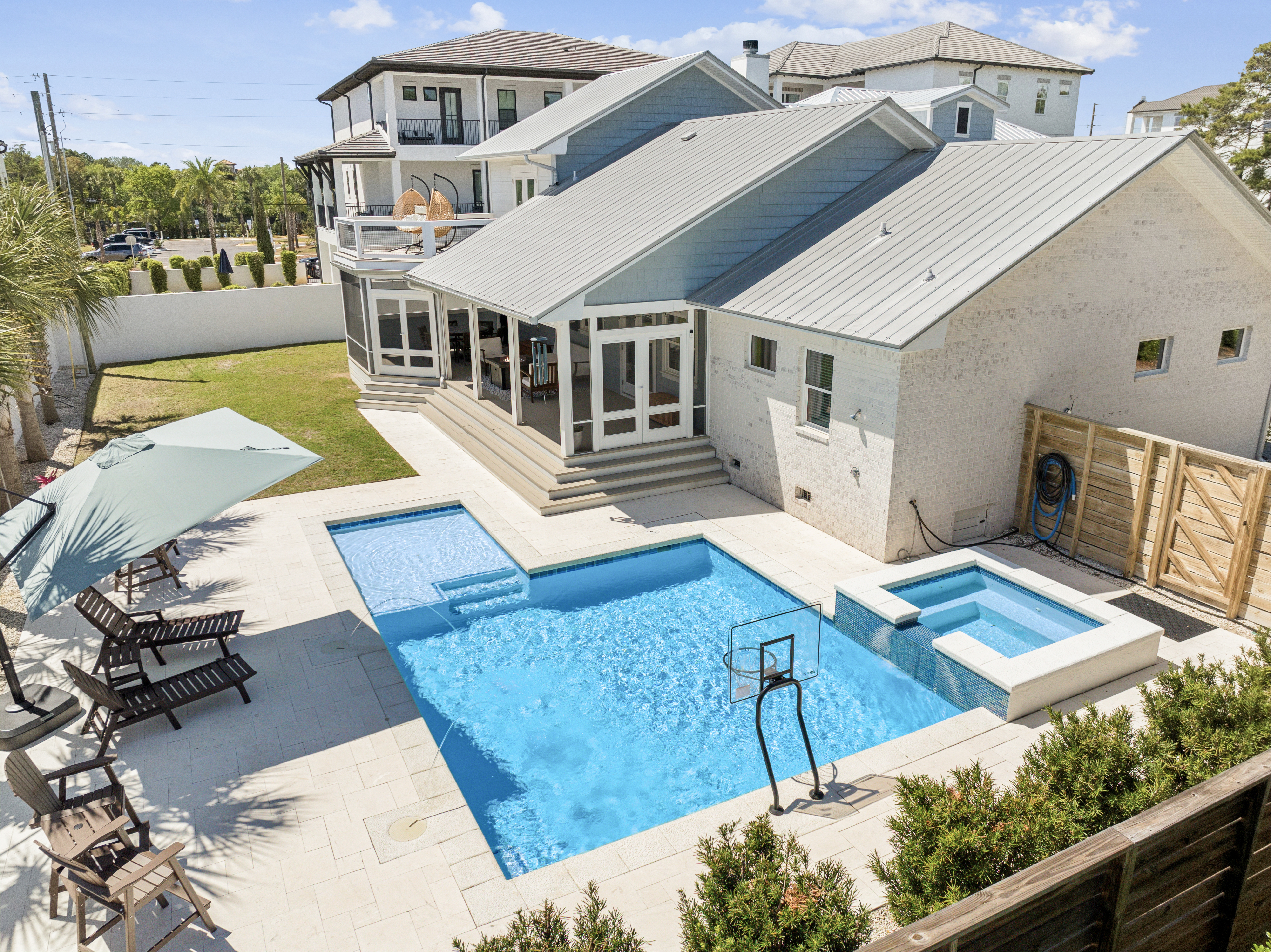  Completely Renovated Home On Half-Acre Lot Near Gulf Place - 物件實景