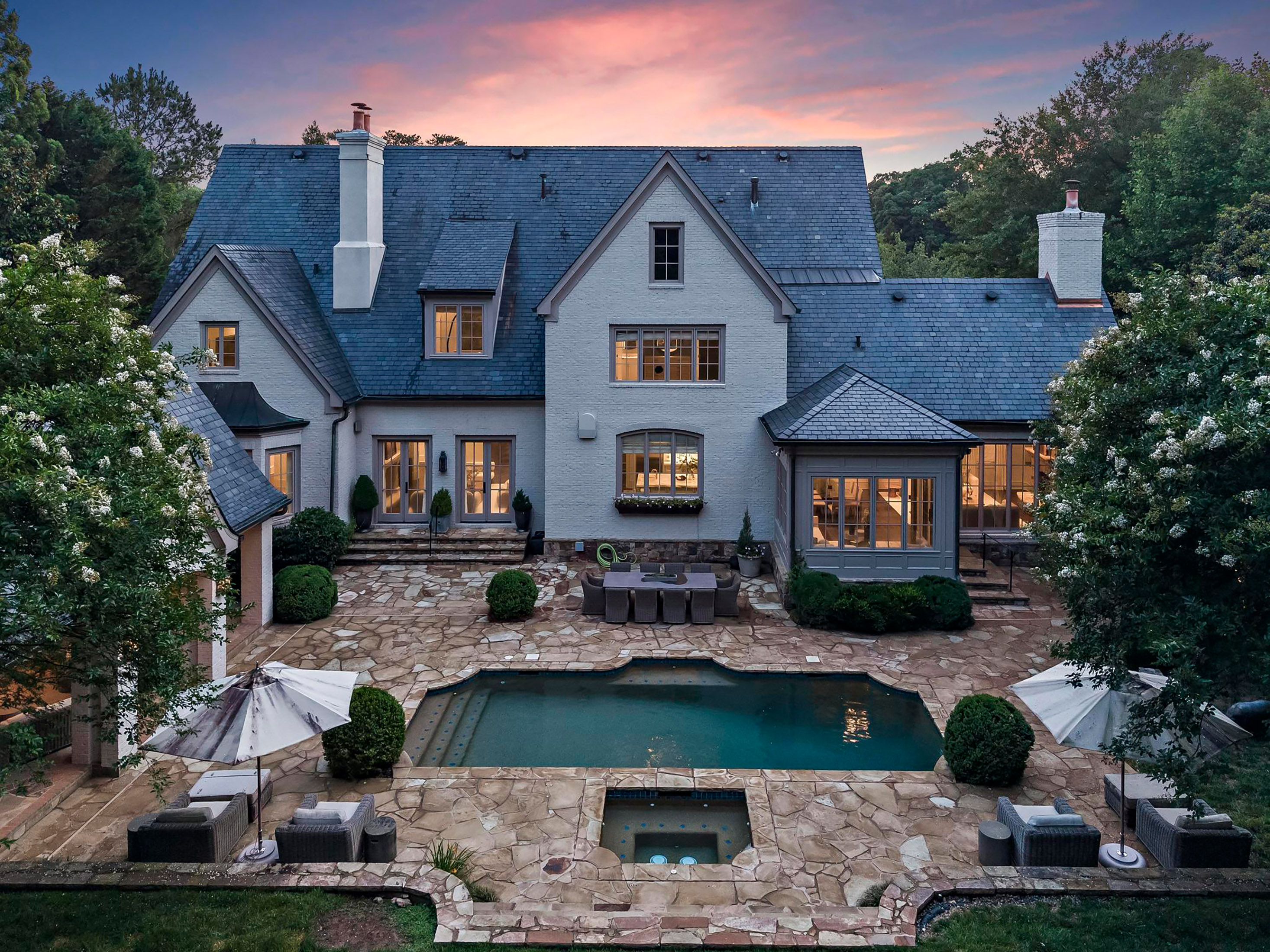  Stunning Custom-designed Home with Exceptional Indoor-Outdoor Living - 物件實景