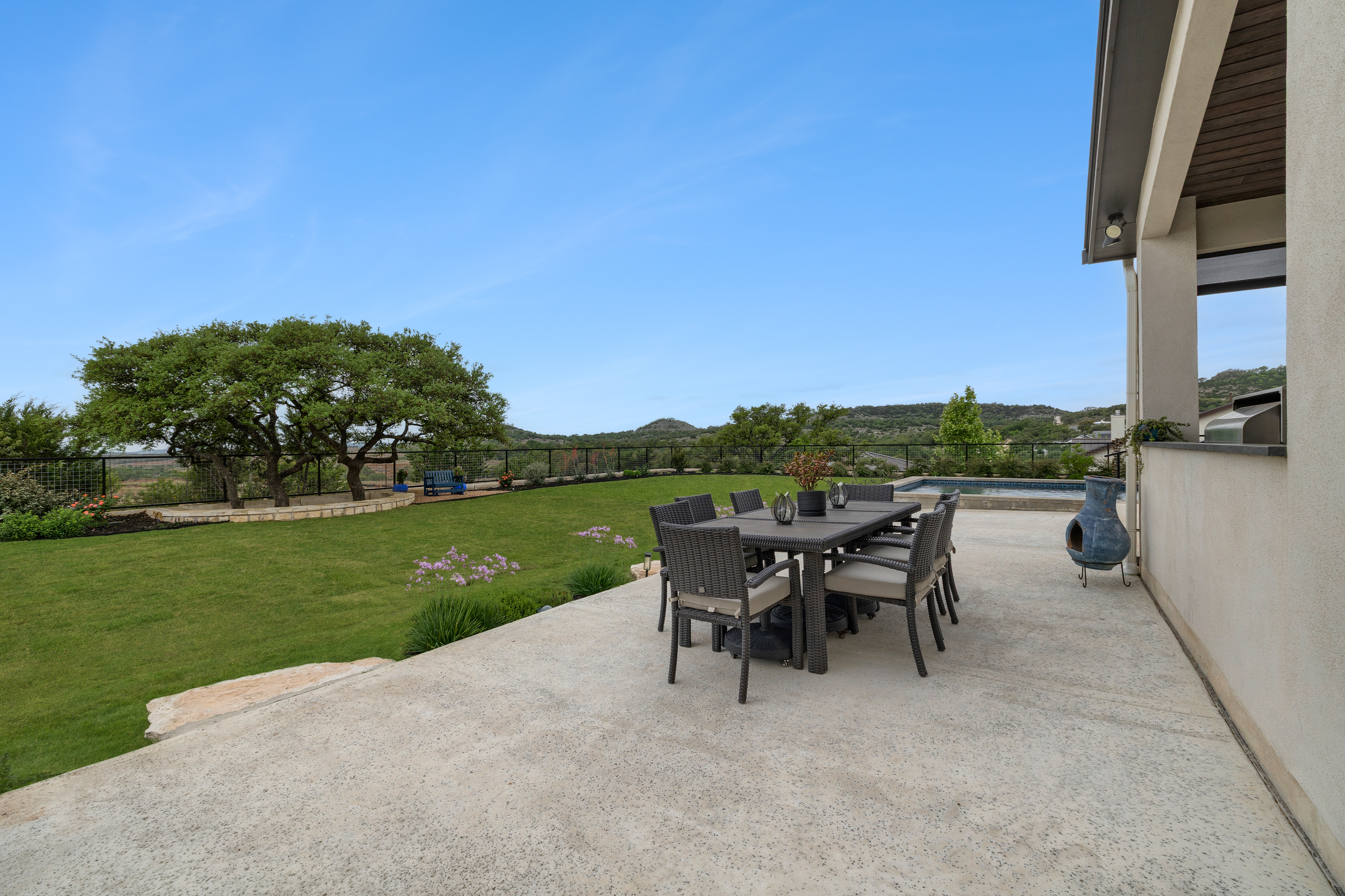  Custom Contemporary with Designer Finishes - 物件實景