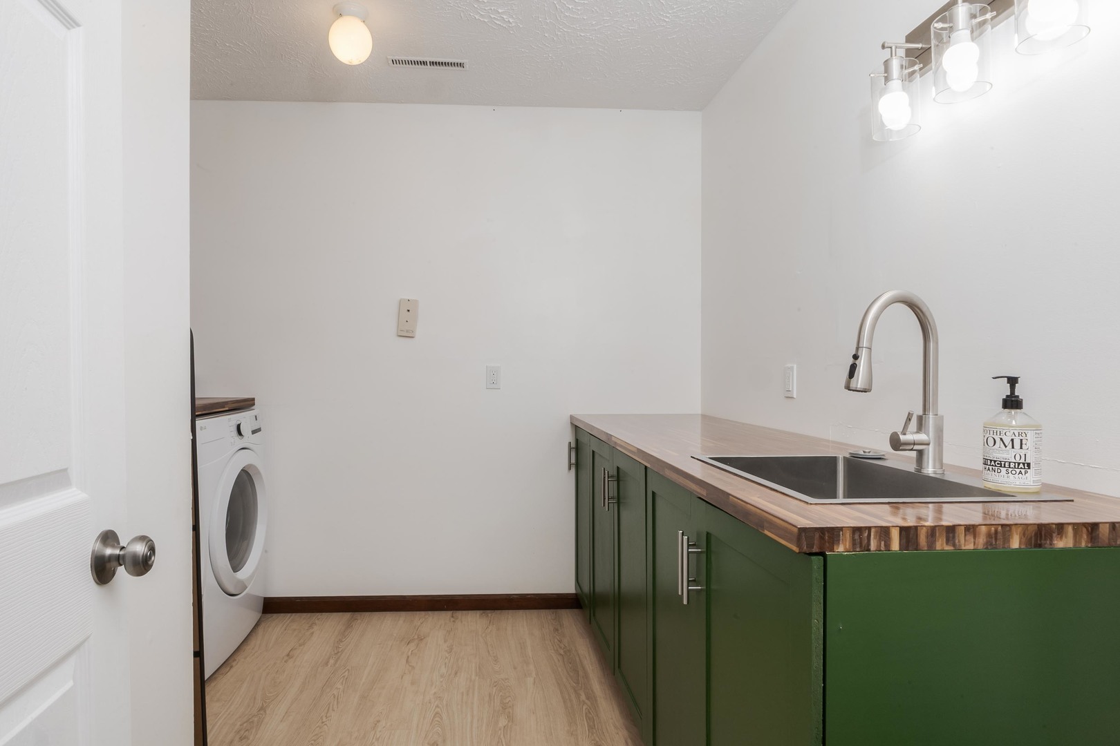 Heyworth, Illinois, 61745, United States, 3 Bedrooms Bedrooms, ,3 BathroomsBathrooms,Residential,For Sale,1989458