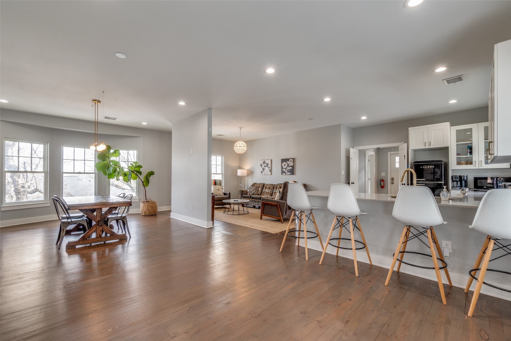 Dallas, Texas, 75208, United States, 4 Bedrooms Bedrooms, ,3 BathroomsBathrooms,Residential,For Sale,1752637