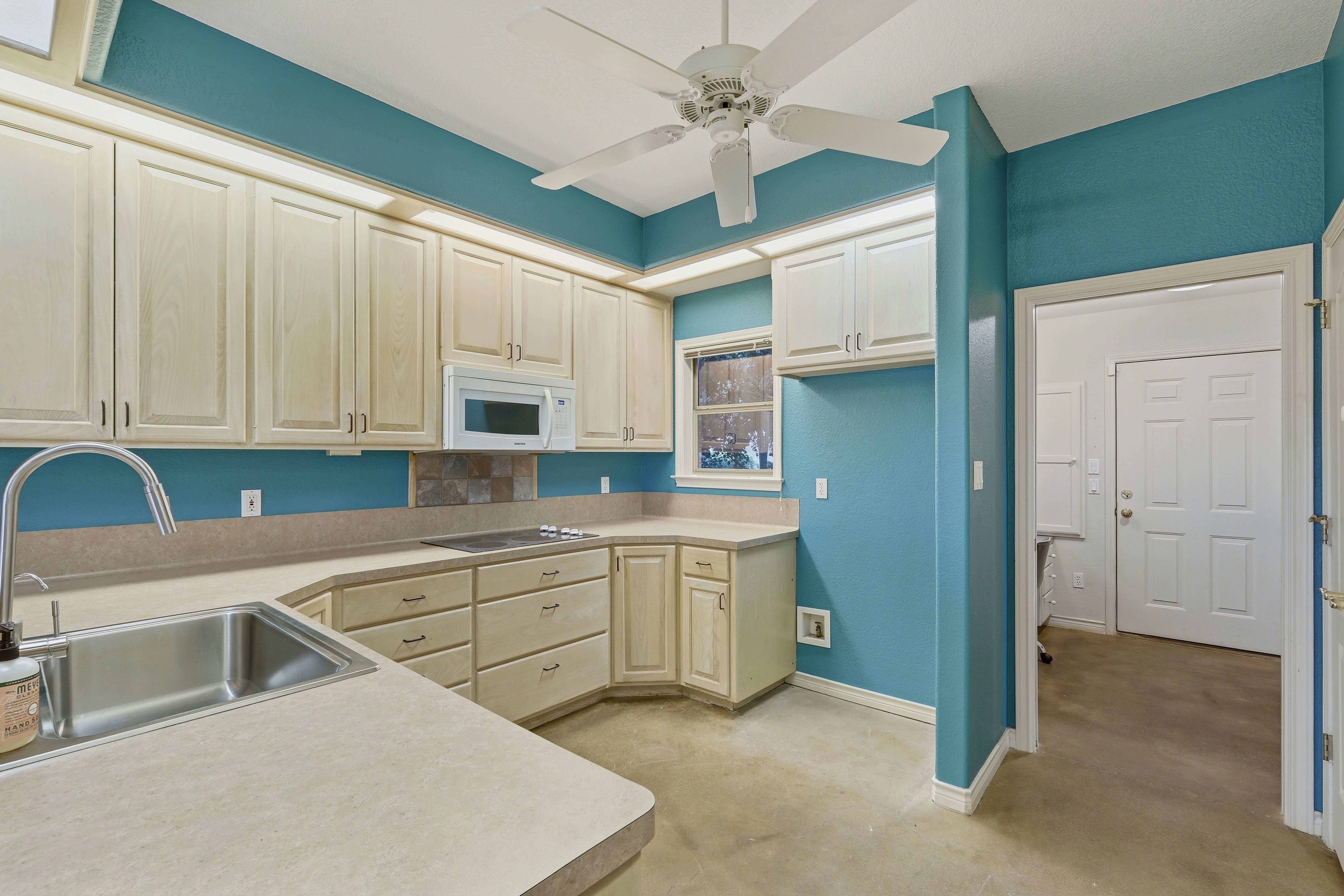  Gated Golf & Lake Community Home in Meadowlakes  Backs to Ranch - 物件實景
