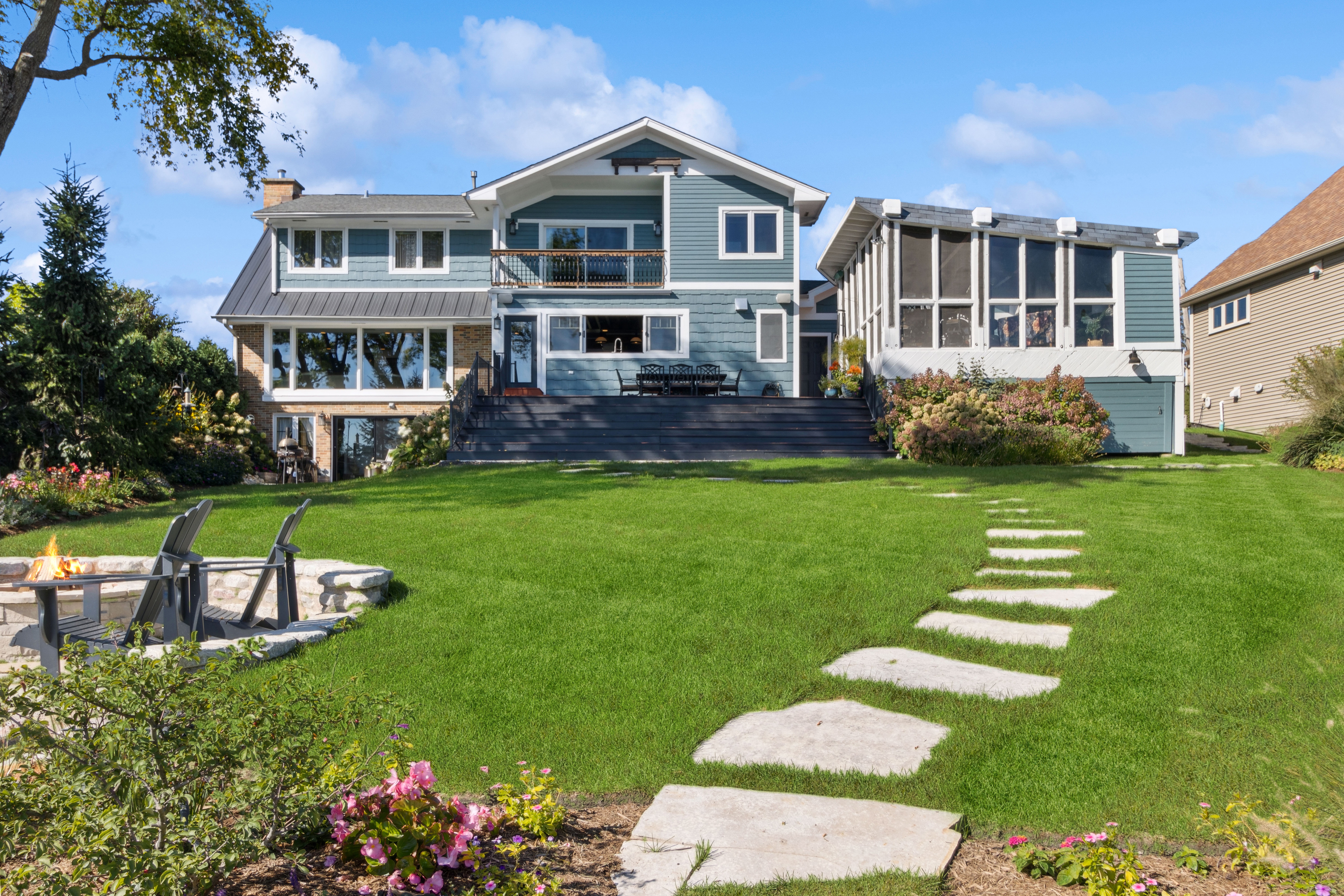  Experience the Uultimate Lakefront Lifestyle in this Legacy Home - 物件實景