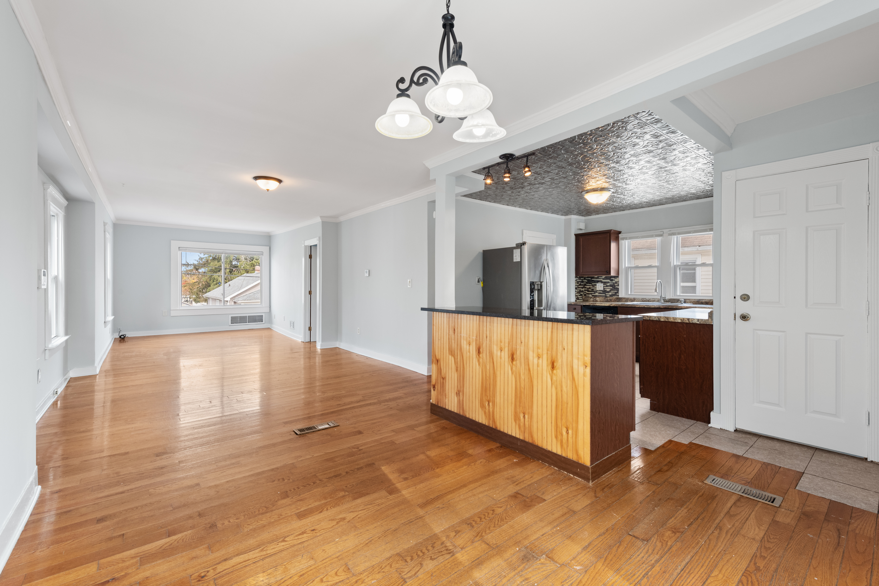 West Haven, Connecticut, 06516, United States, 5 Bedrooms Bedrooms, ,4 BathroomsBathrooms,Residential,For Sale,1991018