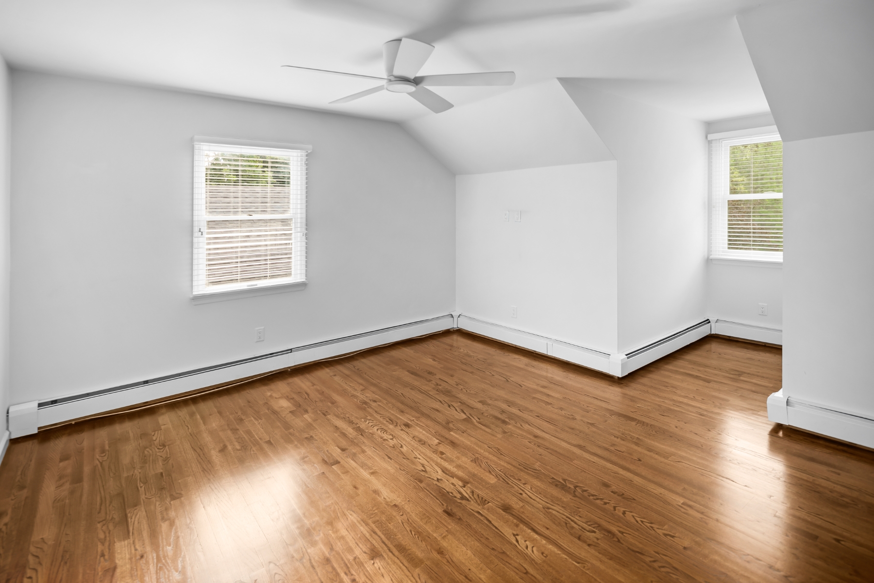  Updated Custom Colonial Home Brings Private Natural Setting Into Daily Life - 物件實景