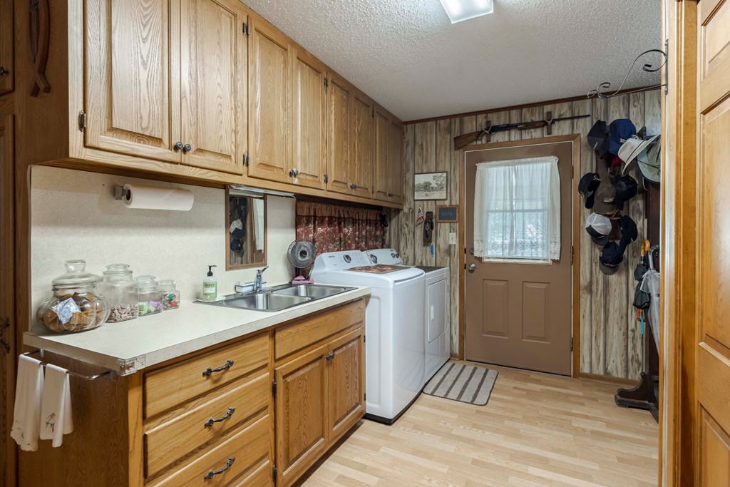 Fredericksburg, Texas, 78624, United States, 3 Bedrooms Bedrooms, ,3 BathroomsBathrooms,Residential,For Sale,1977376