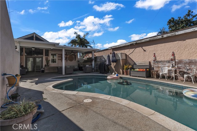 Huntington Park, California, 90255, United States, 4 Bedrooms Bedrooms, ,Residential,For Sale,1987109