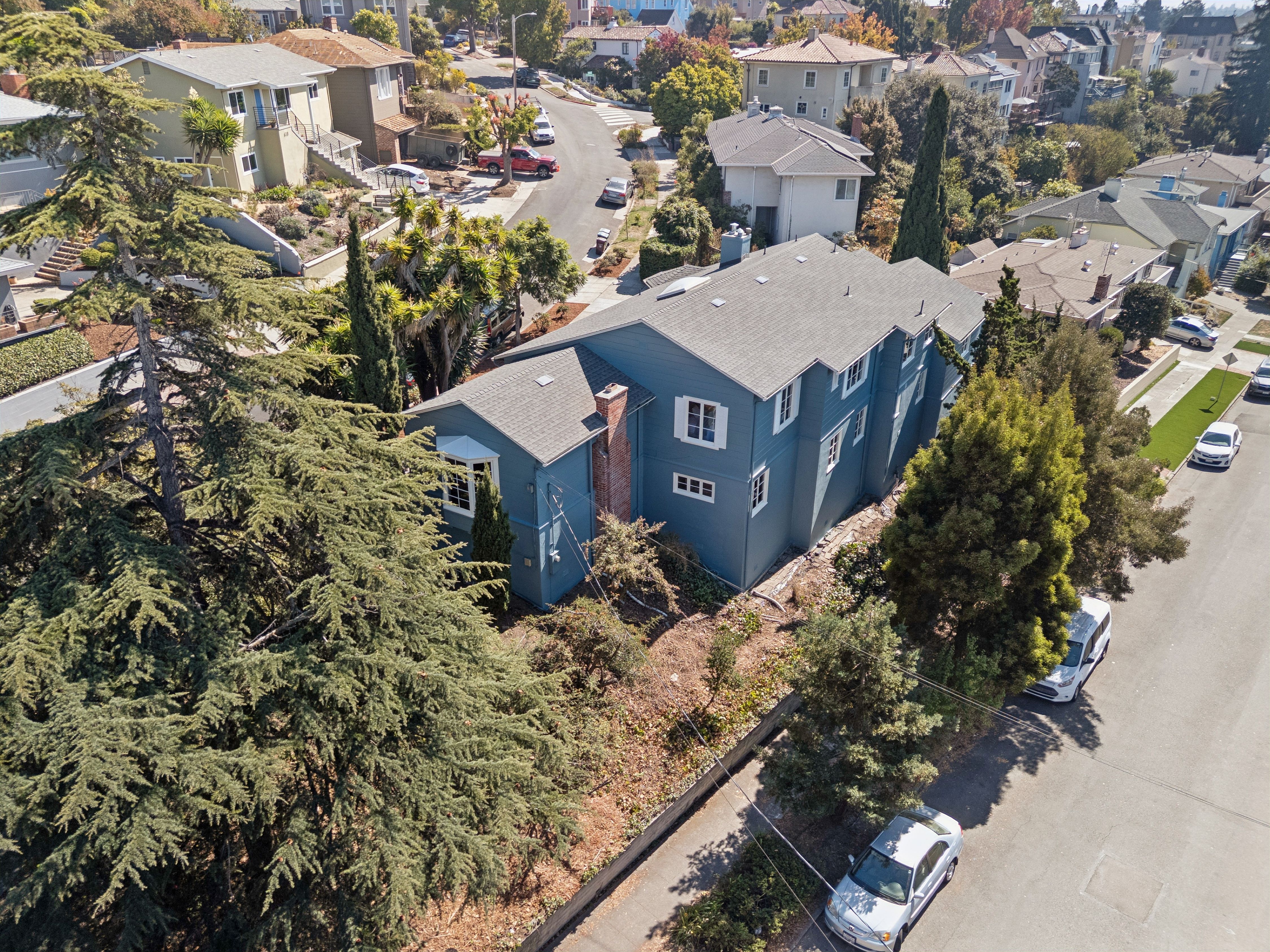  Spacious Corner-Lot Residence Offering Flexible Living Near Lake Merritt - 物件實景