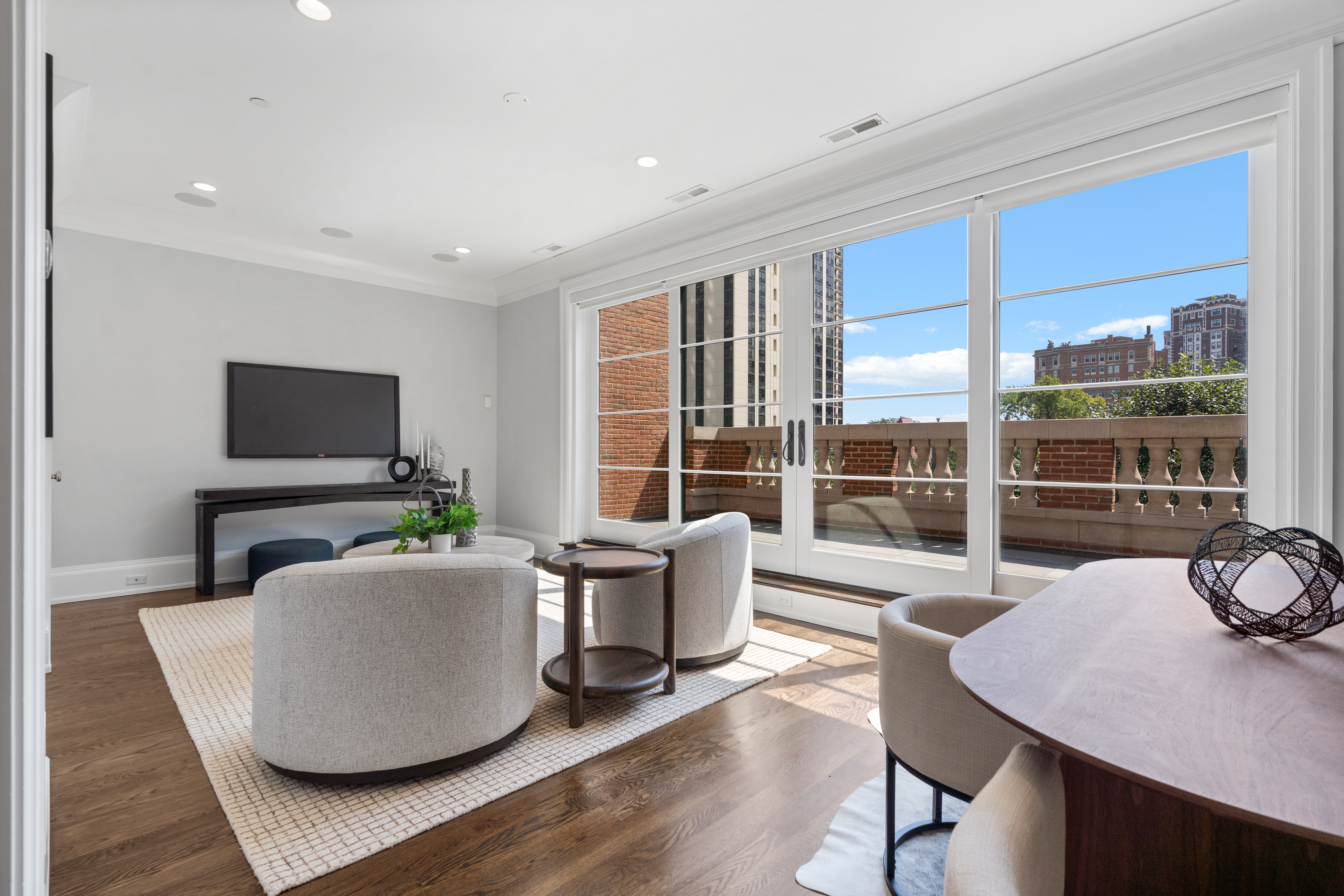  A Rare Opportunity to Own a 5,245-Square-Foot Single-Family Home - 物件實景
