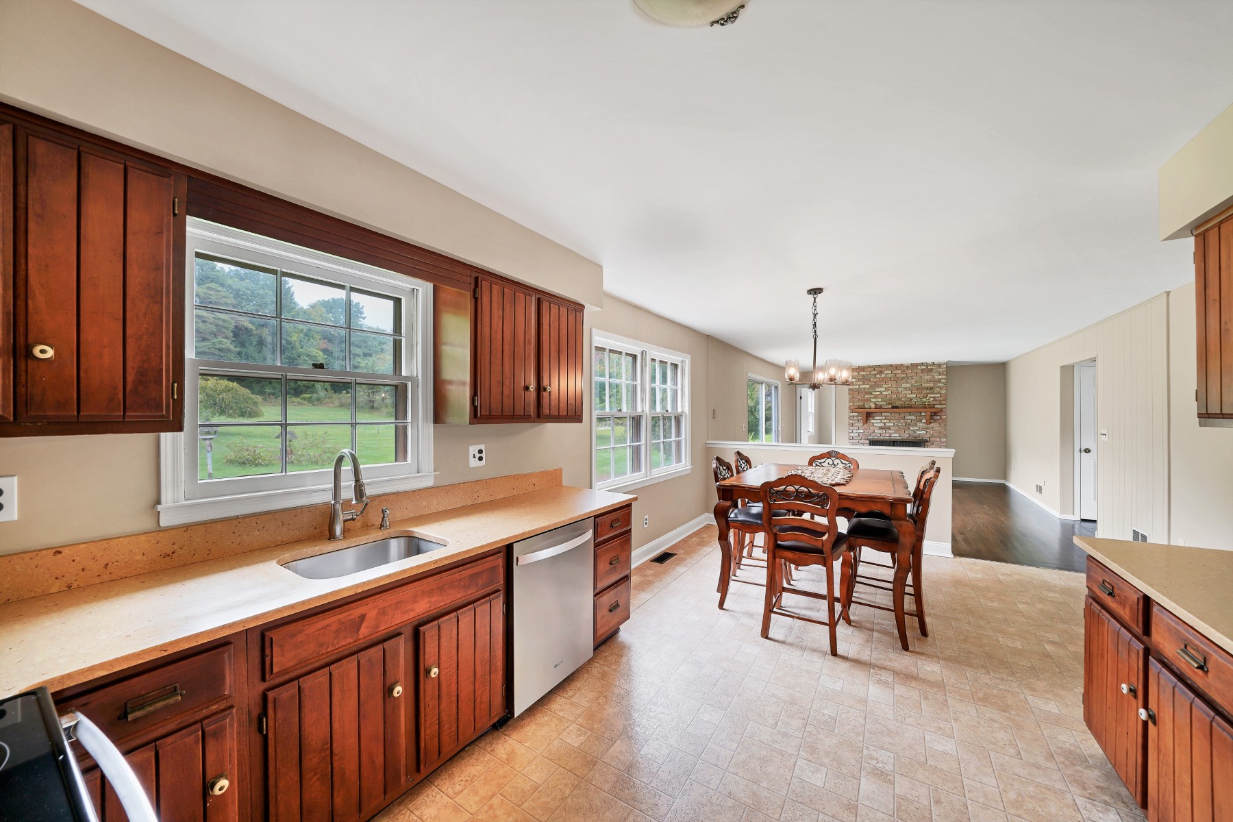  Beautifully Maintained Colonial with Expansive Backyard - 物件實景
