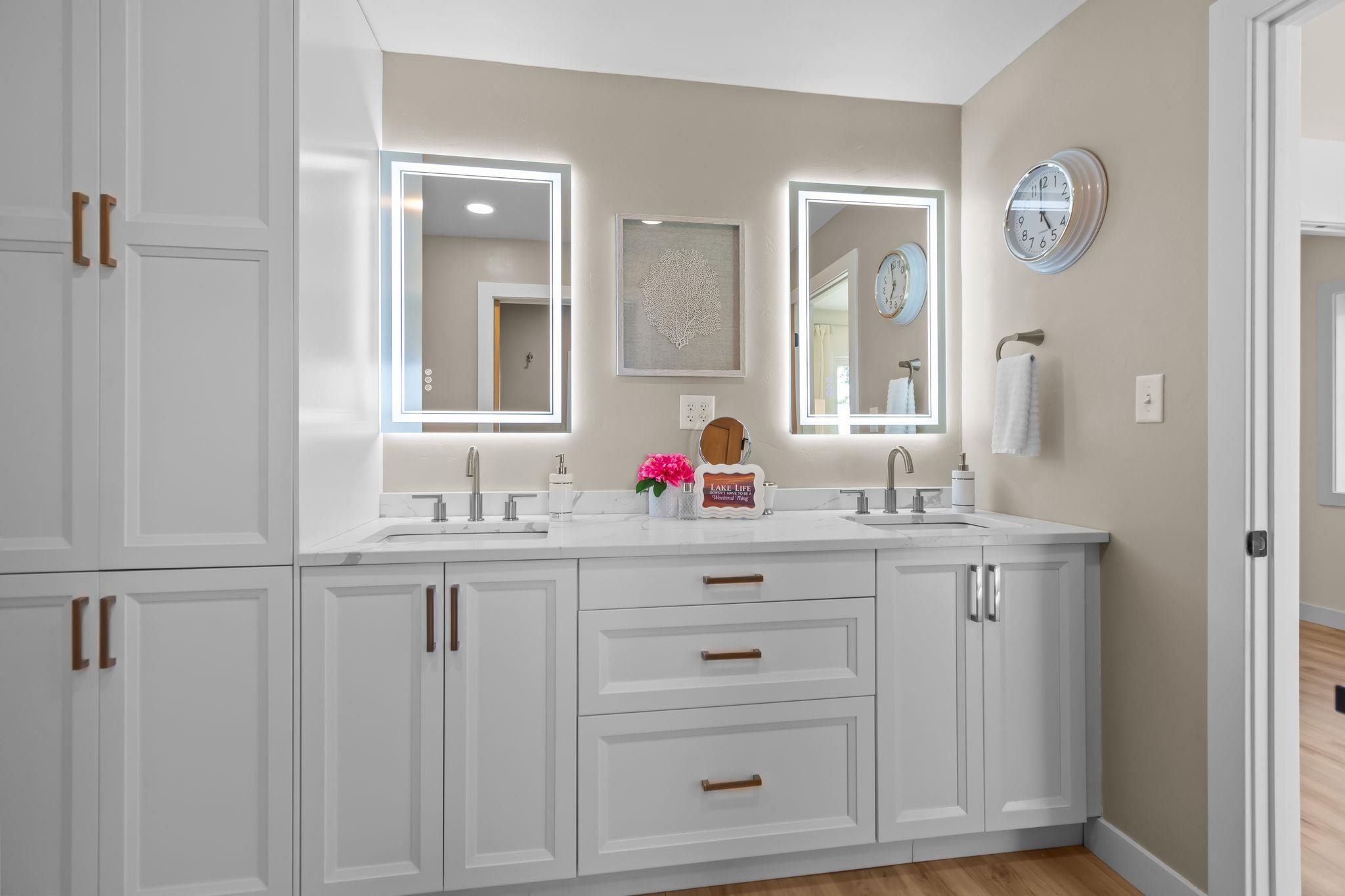 NEENAH, Wisconsin, 54956, United States, 3 Bedrooms Bedrooms, ,2 BathroomsBathrooms,Residential,For Sale,1912051